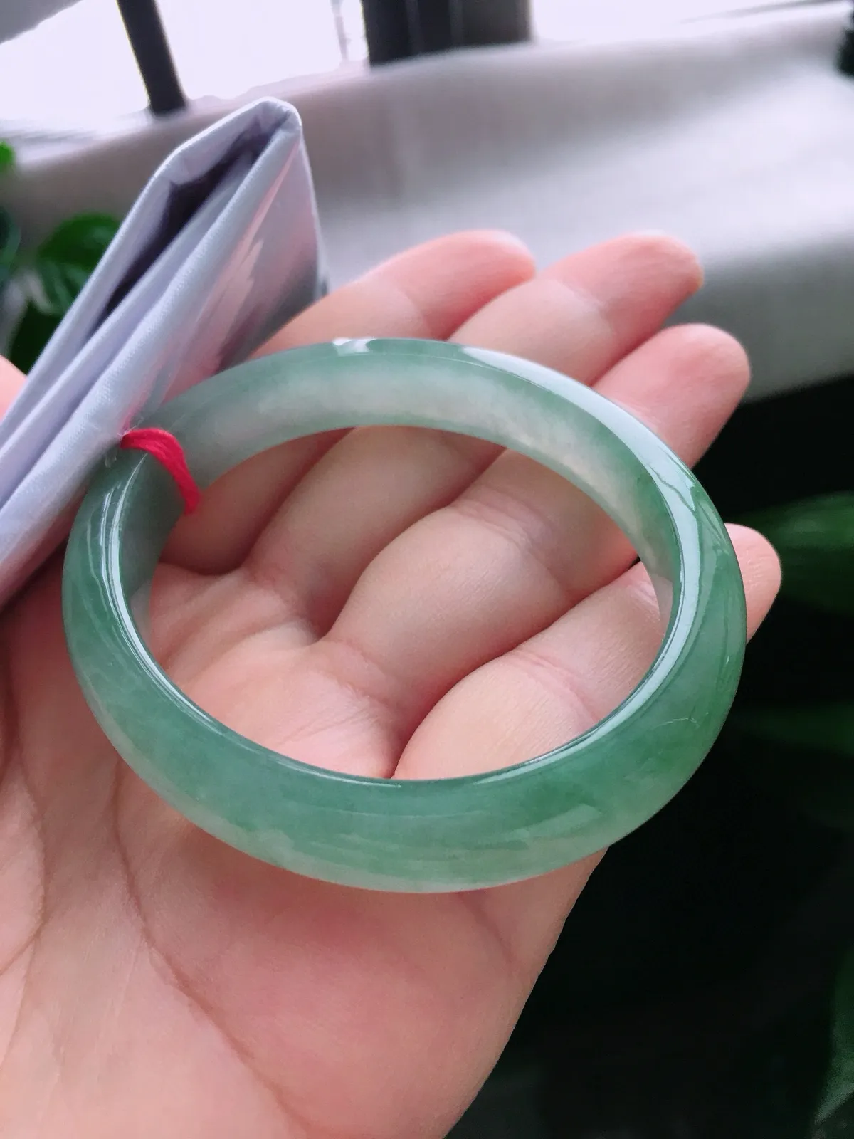 圈口54.6/47.3，贵妃手镯，正圈52.6可戴，油绿，玉质水润细腻，尺寸54.6-11.5-7mm