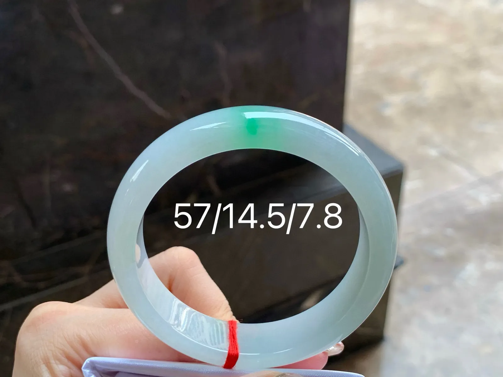 带色手镯
细腻 57/14.5/7.8mm