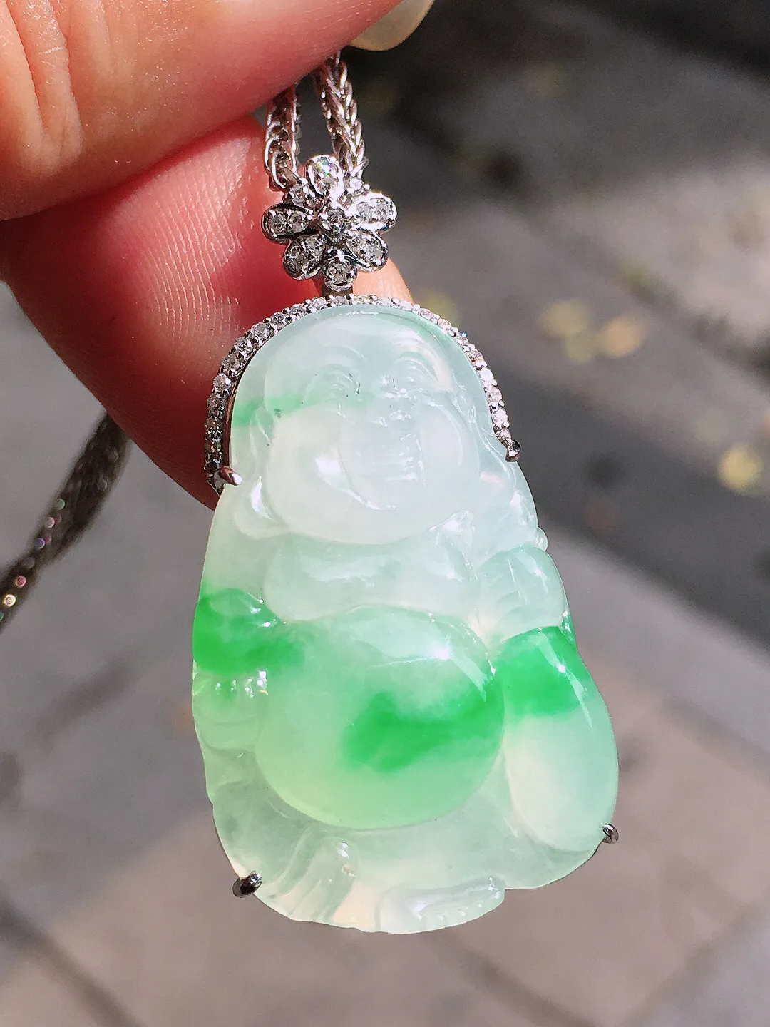 飘绿布袋佛吊坠，色泽艳丽，玉质细腻，荧光感超
强，饱满圆润，气质满满。18k
金豪华镶嵌