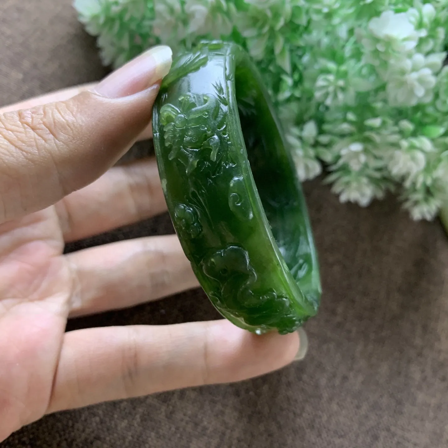 和田玉碧玉57.3圈口菠菜绿手镯！圈口57.3宽18玉质细腻油润 底色纯净 脂粉好，品质好！