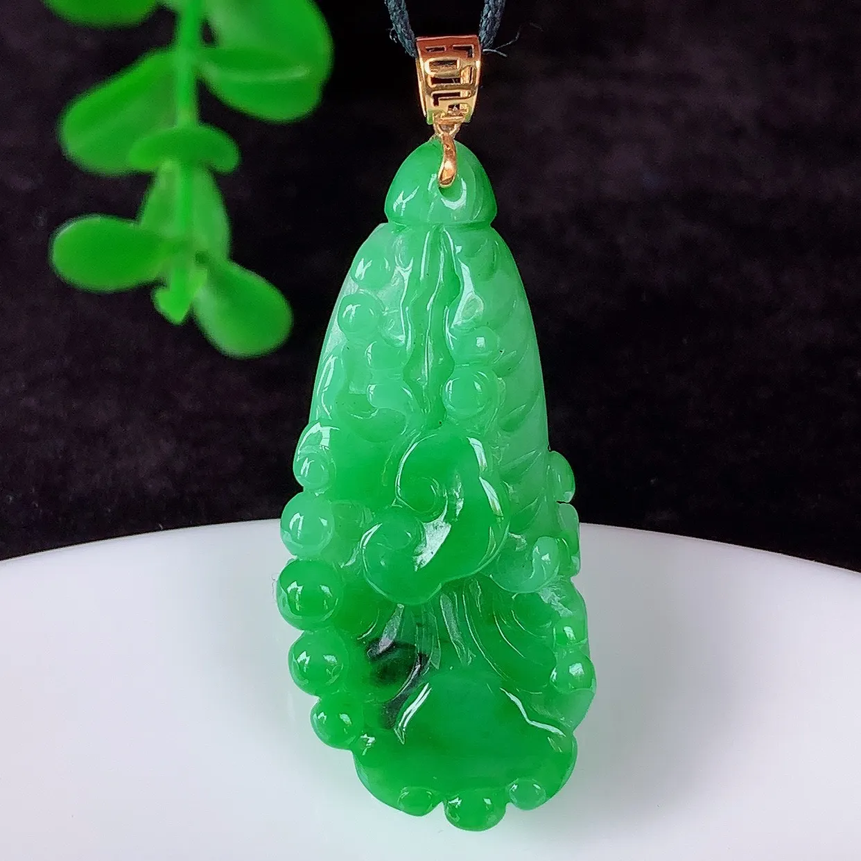 自然光实拍，18K金镶嵌冰润冰糯种飘阳绿翡翠招百财白菜吊坠，百财聚来，财源滚滚，色泽鲜艳，精工水润的白菜，性价比高！#1.19整体39*裸石33*15.5*7