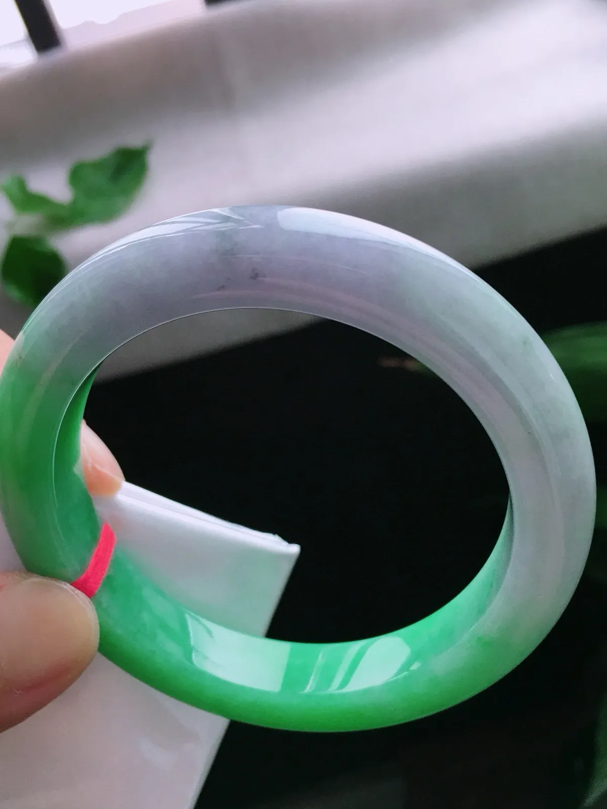 圈口58.5，正圈手镯，玉质冰润细腻，色泽鲜艳，尺寸58.5-12.2-9.9mm