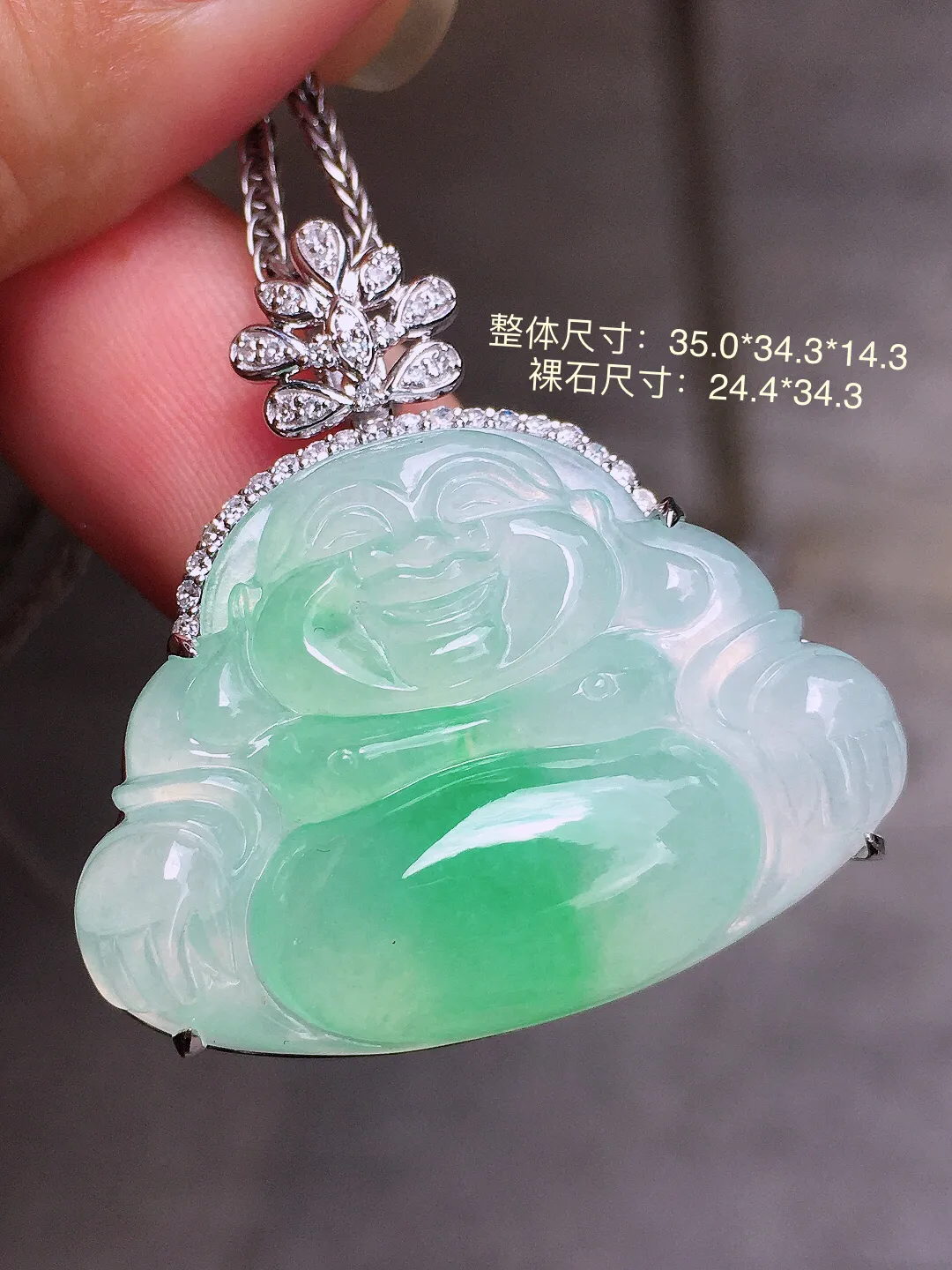 飘绿佛公吊坠，色泽艳丽，玉质细腻，荧光感超
强，饱满圆润，气质满满。18k
金豪华镶嵌