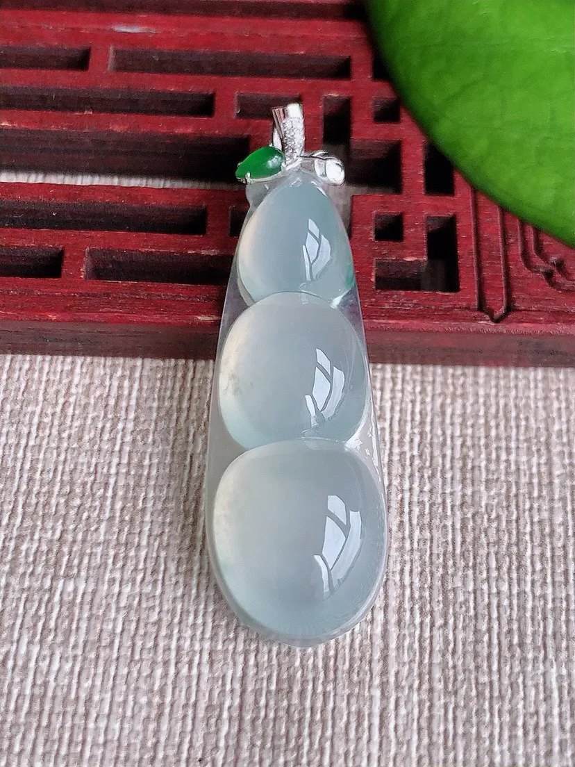 a货翡翠老坑冰种18K金镶嵌飘花四季豆福豆平安豆吊坠 尺寸43.8×38.8×13.7×6mm 重量