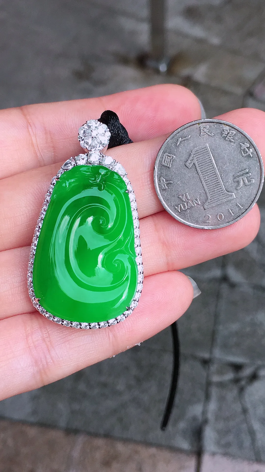 阳绿如意吊坠，色泽均匀艳丽，玉质细腻，荧光感超
强，饱满圆润，气质满满。18k
金豪华镶嵌
