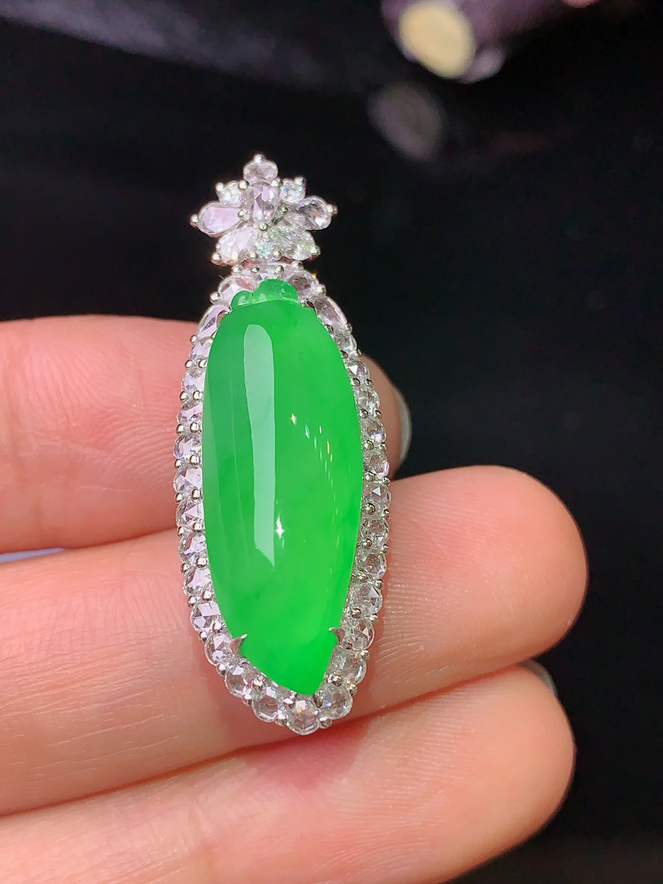 18k金钻镶嵌满绿福瓜吊坠 玉质细腻 水润亮眼 整体尺寸35.6*12.2*11.1