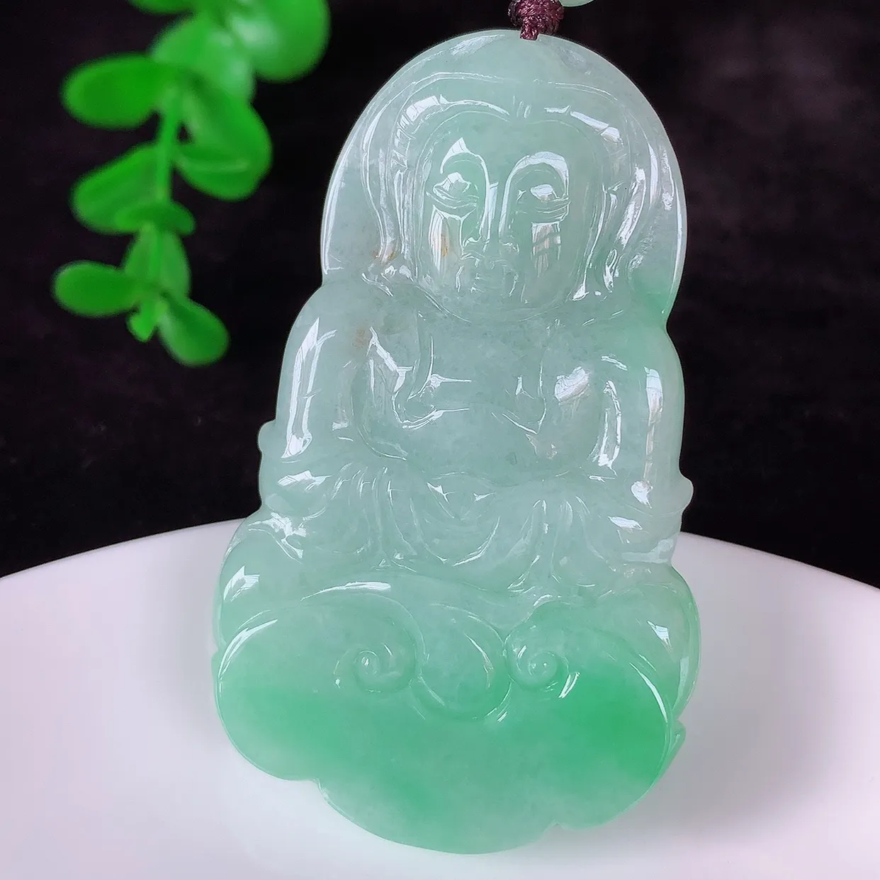 自然光实拍，冰糯种飘阳绿翡翠观音吊坠，赐福翡翠观音，翠色迷人，观音面相端庄，佩戴时尚出众！#46.19