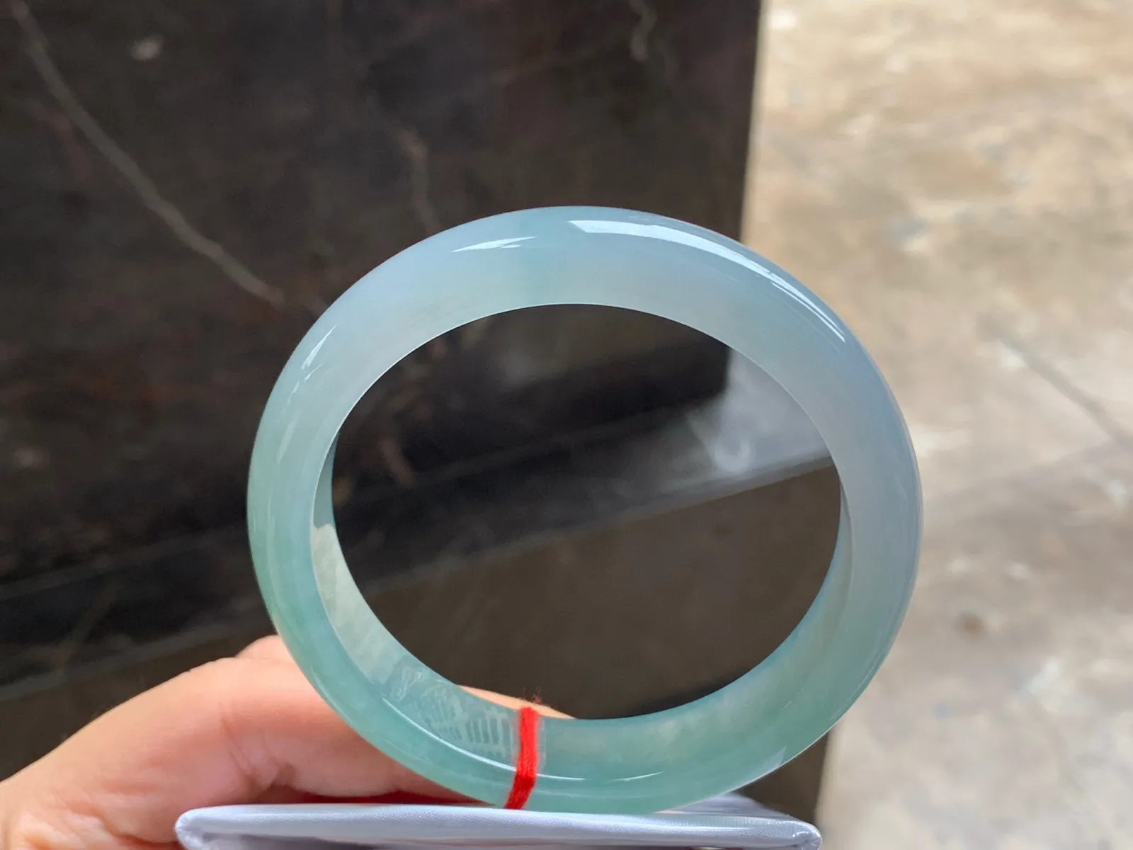 60.5-13.1-8.2

冰蓝宽版手镯^_^颜色鲜艳 种水足