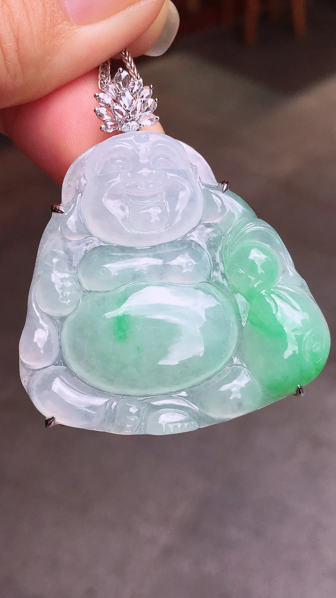 飘绿布袋佛公吊坠，色泽艳丽，玉质细腻，荧光感超
强，饱满圆润，气质满满。18k
金豪华镶嵌