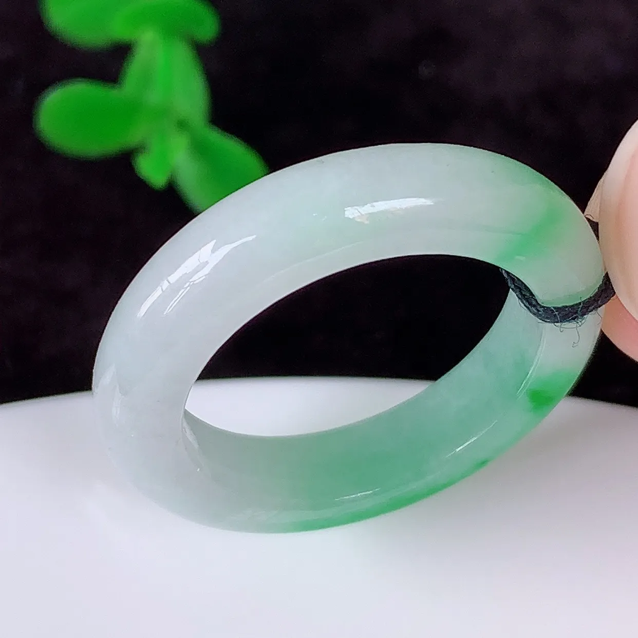 自然光实拍 冰润冰糯种飘阳绿19mm内径翡翠指环，玉戒指，玉质莹润，好精美好冰润的指环，17圈口，上手纤巧！#1.19