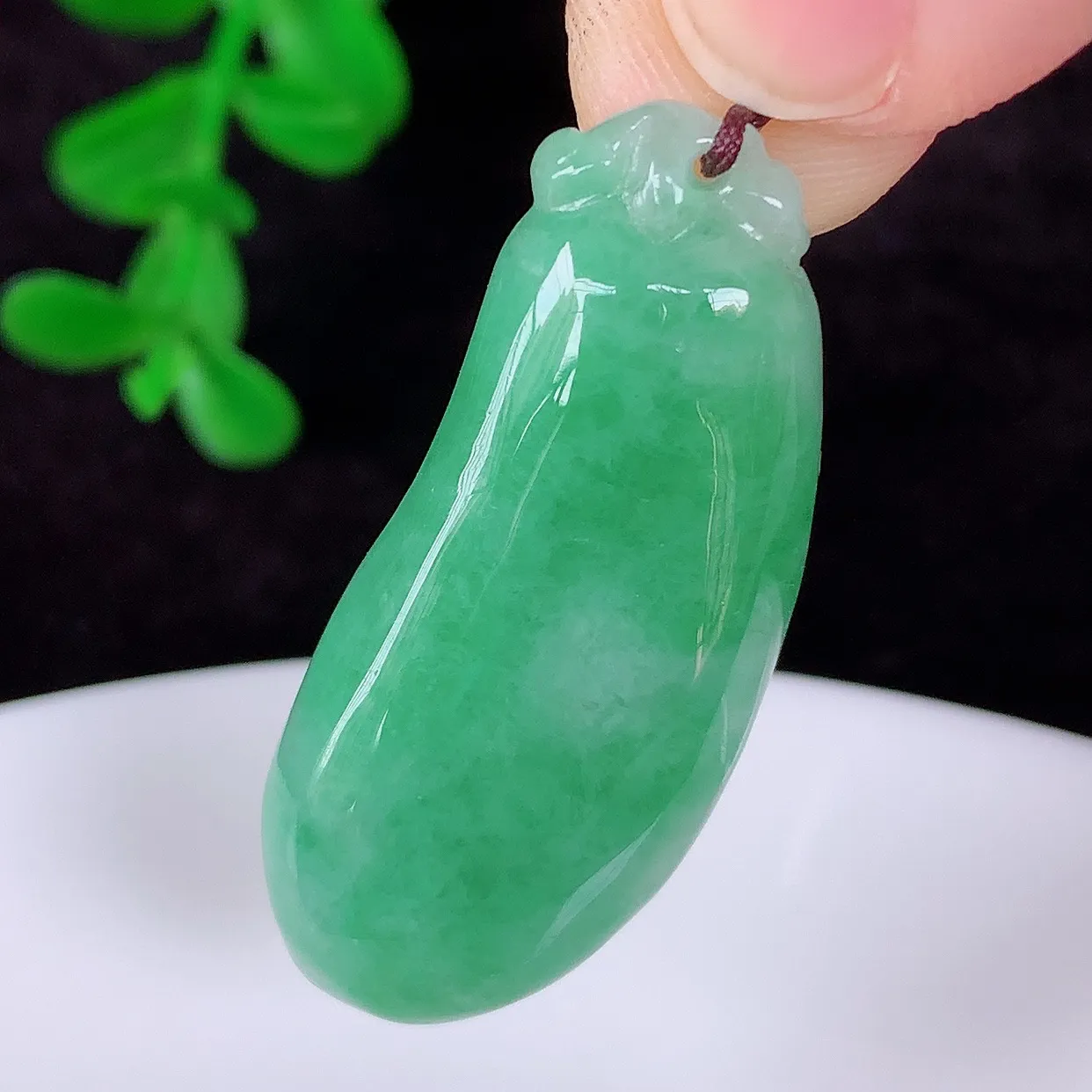 自然光实拍，冰润冰糯种满绿翡翠招财福瓜吊坠，翡翠福瓜招财瓜，冰润且起胶感，佩戴效果优雅迷人！#57.19
