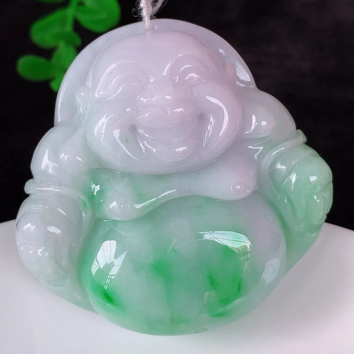 自然光实拍，大件厚装冰润冰糯种飘阳绿翡翠佛公吊坠，饱满， 佛公亦保平安，寓意有福（佛公）相伴，配戴优
