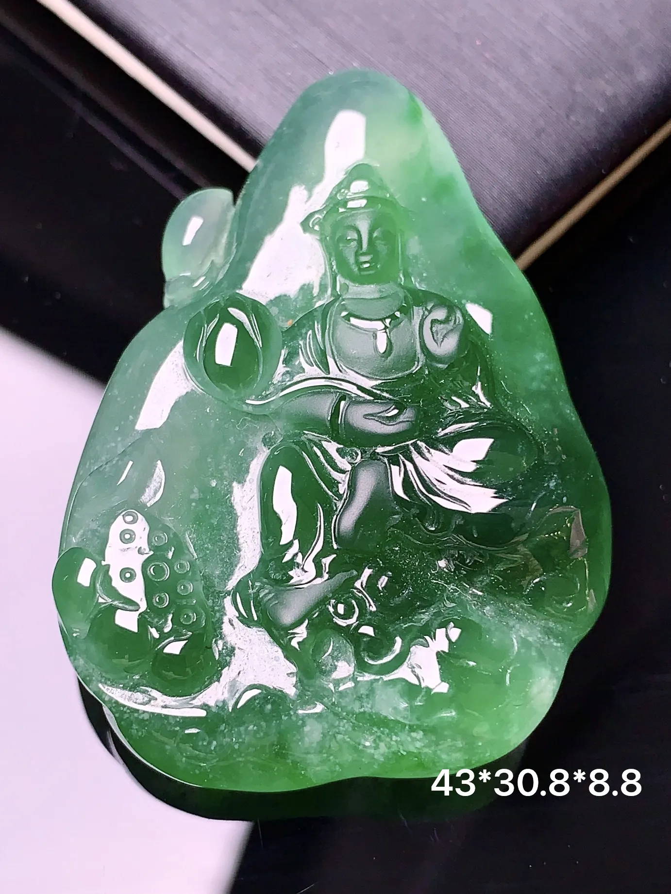 飘绿观音吊坠 玉质细腻 水润亮眼 整体尺寸43*30.8*8.8