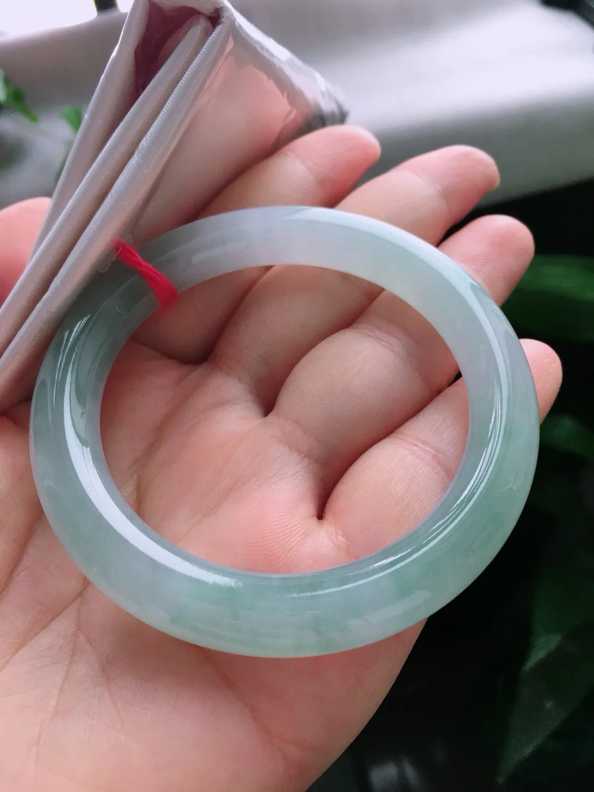 圈口55.5，圆条手镯，绿底，玉质冰润细腻，尺寸55.5-10.3-9.9mm