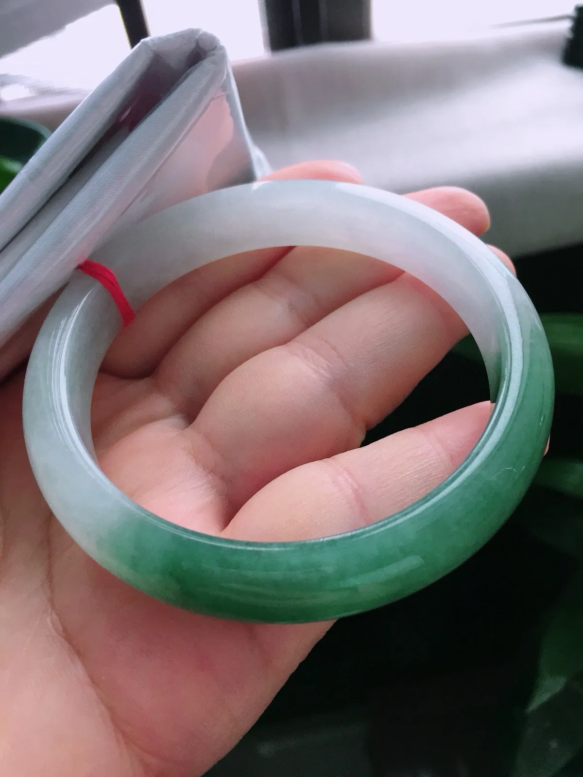 圈口53.5，正圈手镯，小圈口，油绿，玉质冰润，尺寸53.5-12.6-9.3mm