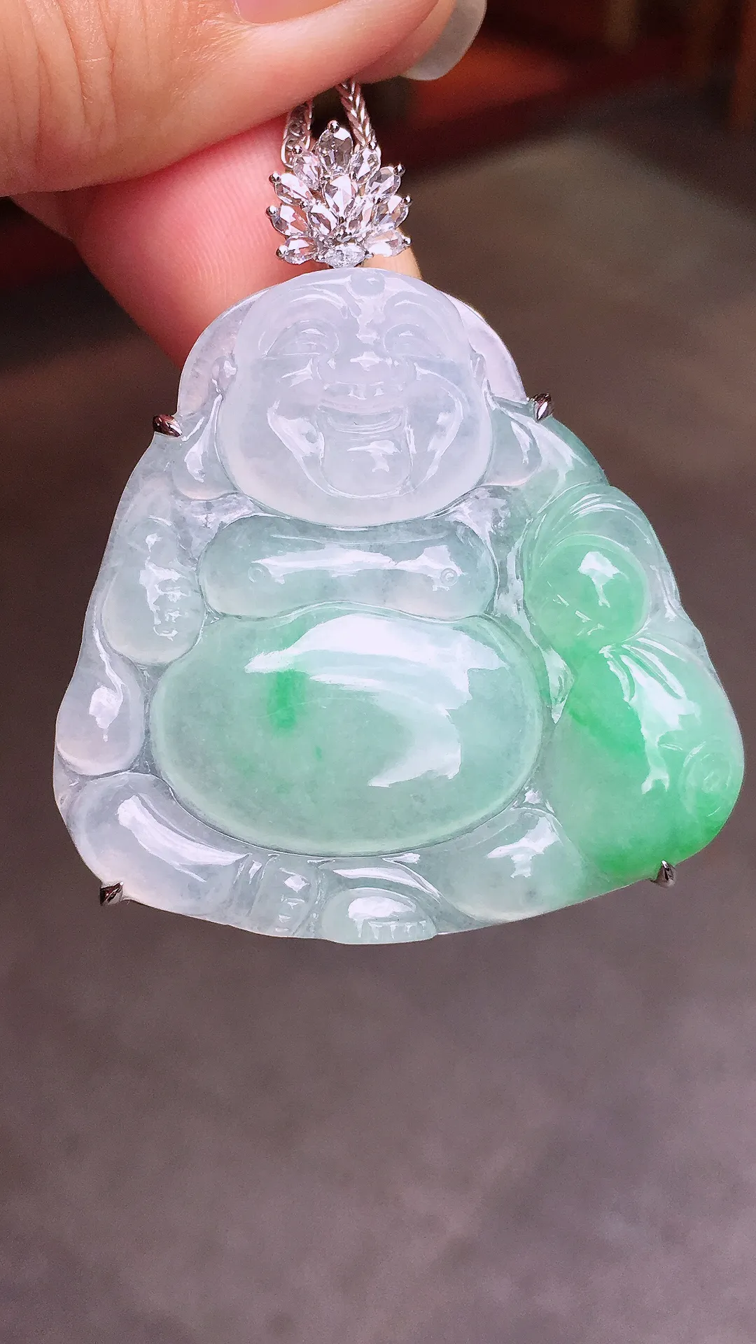 飘绿布袋佛公吊坠，色泽艳丽，玉质细腻，荧光感超
强，饱满圆润，气质满满。18k
金豪华镶嵌