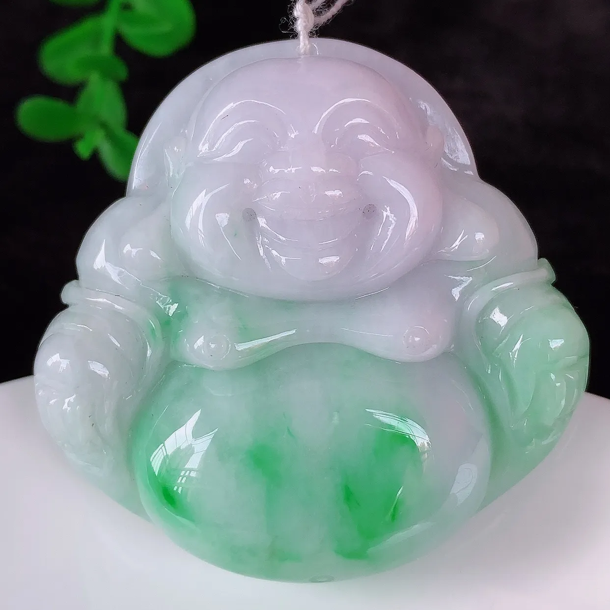 自然光实拍，大件厚装冰润冰糯种飘阳绿翡翠佛公吊坠，饱满， 佛公亦保平安，寓意有福（佛公）相伴，配戴优