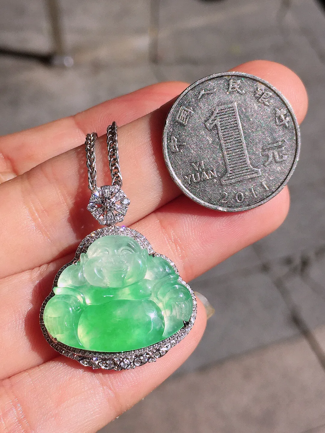 飘绿佛公吊坠，色泽艳丽，玉质细腻，荧光感超
强，饱满圆润，气质满满。18k
金豪华镶嵌