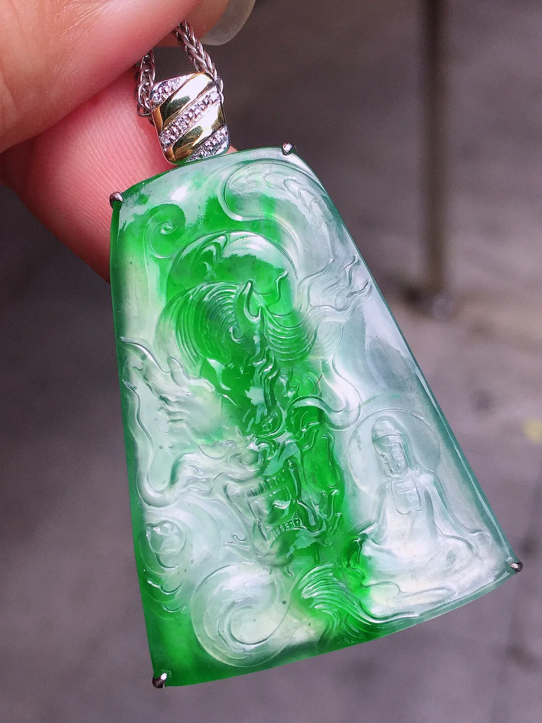 飘绿【神龙护主】吊坠，色泽艳丽，玉质细腻，荧光感超
强，饱满圆润，气质满满。18k
金豪华镶嵌