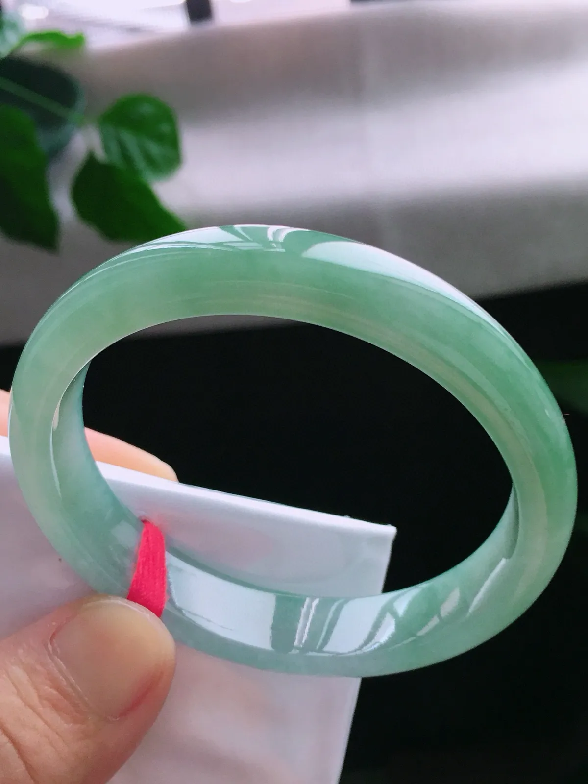 圈口55.8/49，贵妃手镯，正圈53.8可戴，绿底，玉质水润细腻，尺寸55.8-12-7.1mm