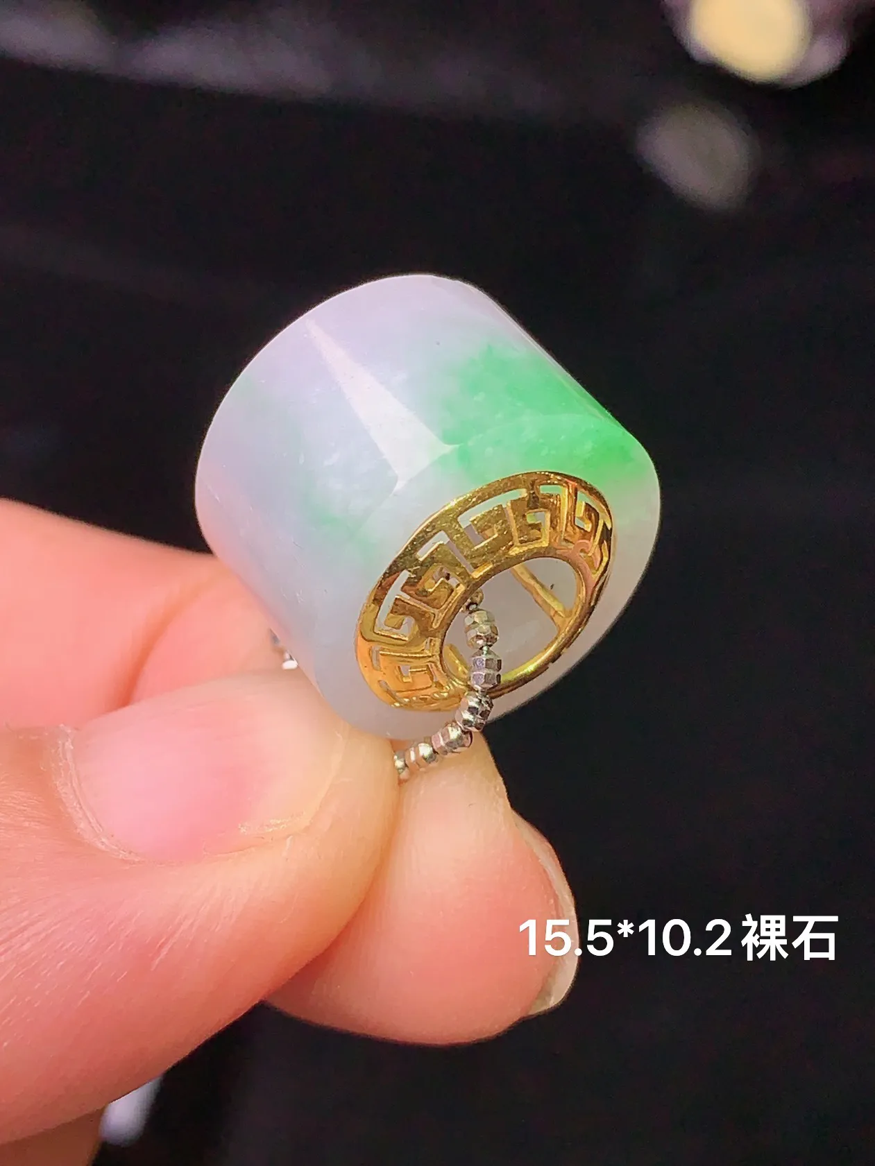 18k金镶嵌飘绿路路通吊坠 玉质细腻 色泽艳丽 整体尺寸15.5*10.2