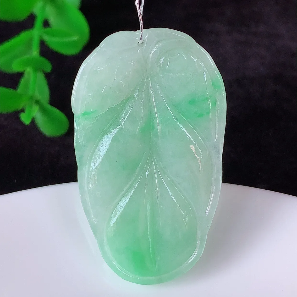 自然光实拍 冰润冰糯种飘绿翡翠事业有成叶子吊坠，莹润且起胶，叶子清秀优雅 佩戴大业有成！#35.19