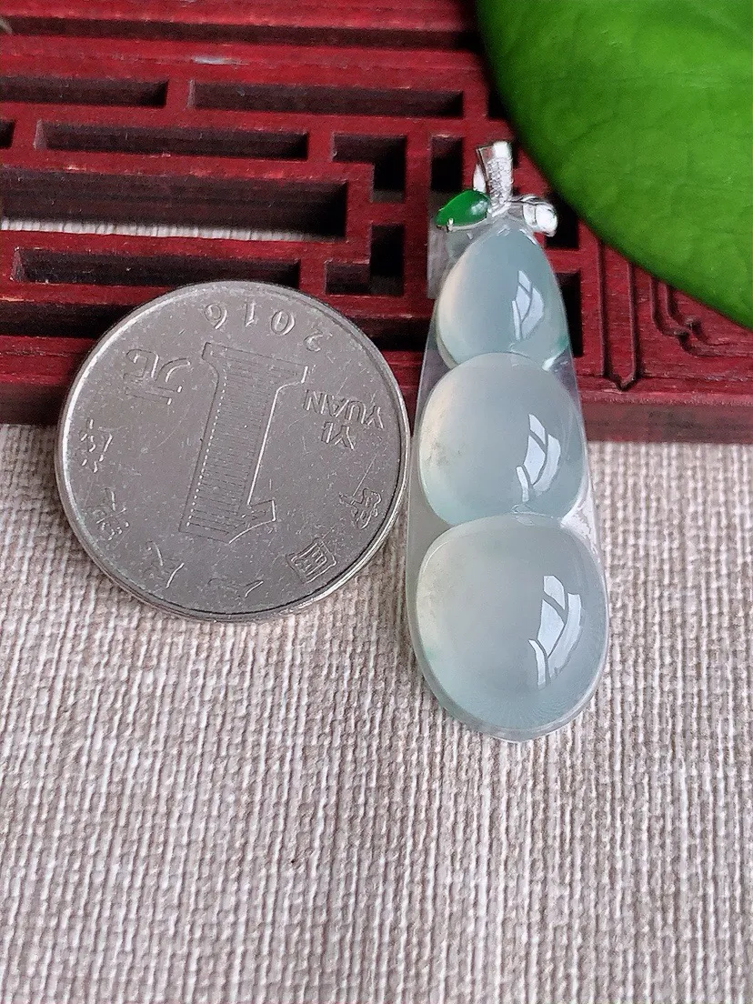 a货翡翠老坑冰种18K金镶嵌飘花四季豆福豆平安豆吊坠 尺寸43.8×38.8×13.7×6mm 重量5.68g 0620I
