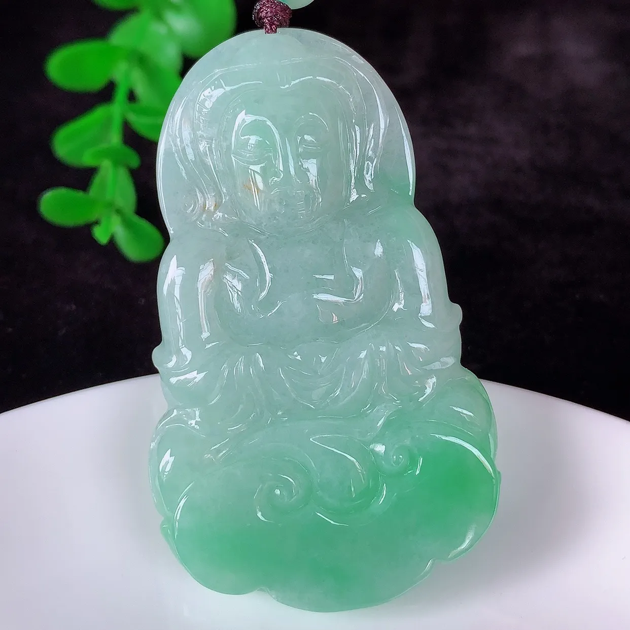 自然光实拍，冰糯种飘阳绿翡翠观音吊坠，赐福翡翠观音，翠色迷人，观音面相端庄，佩戴时尚出众！#46.19