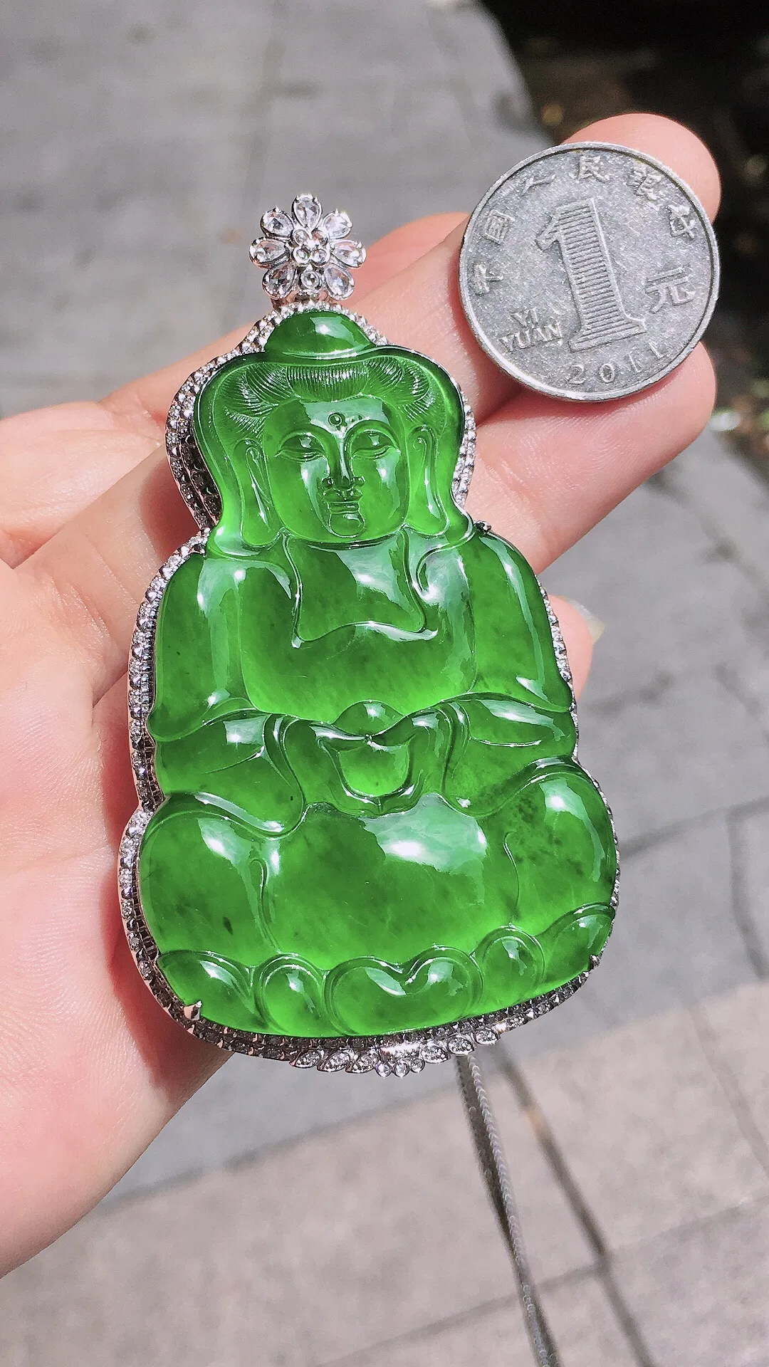 满绿观音吊坠，色泽均匀浓郁，玉质细腻，荧光感超
强，饱满圆润，气质满满。18k
金豪华镶嵌