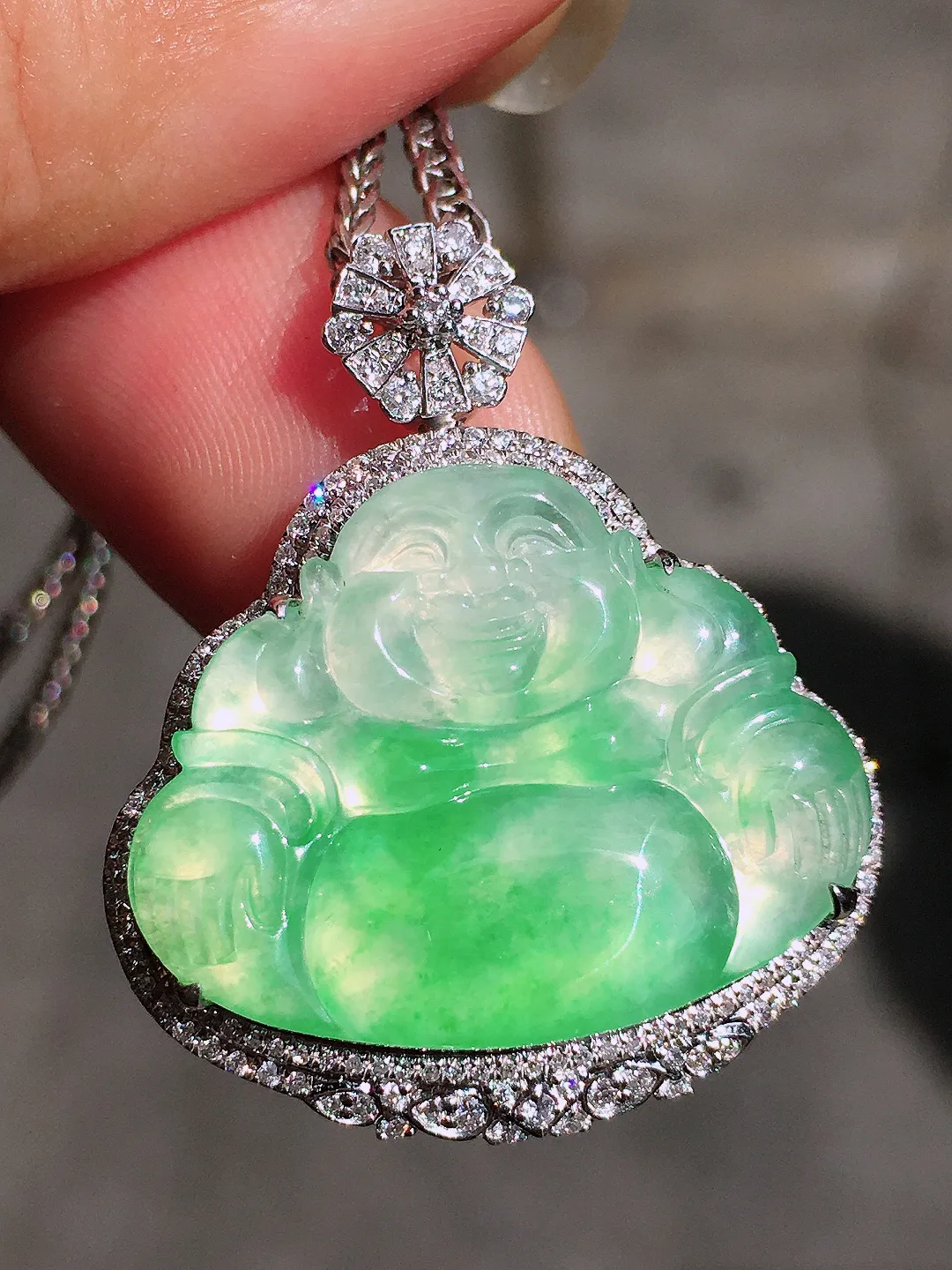 飘绿佛公吊坠，色泽艳丽，玉质细腻，荧光感超
强，饱满圆润，气质满满。18k
金豪华镶嵌