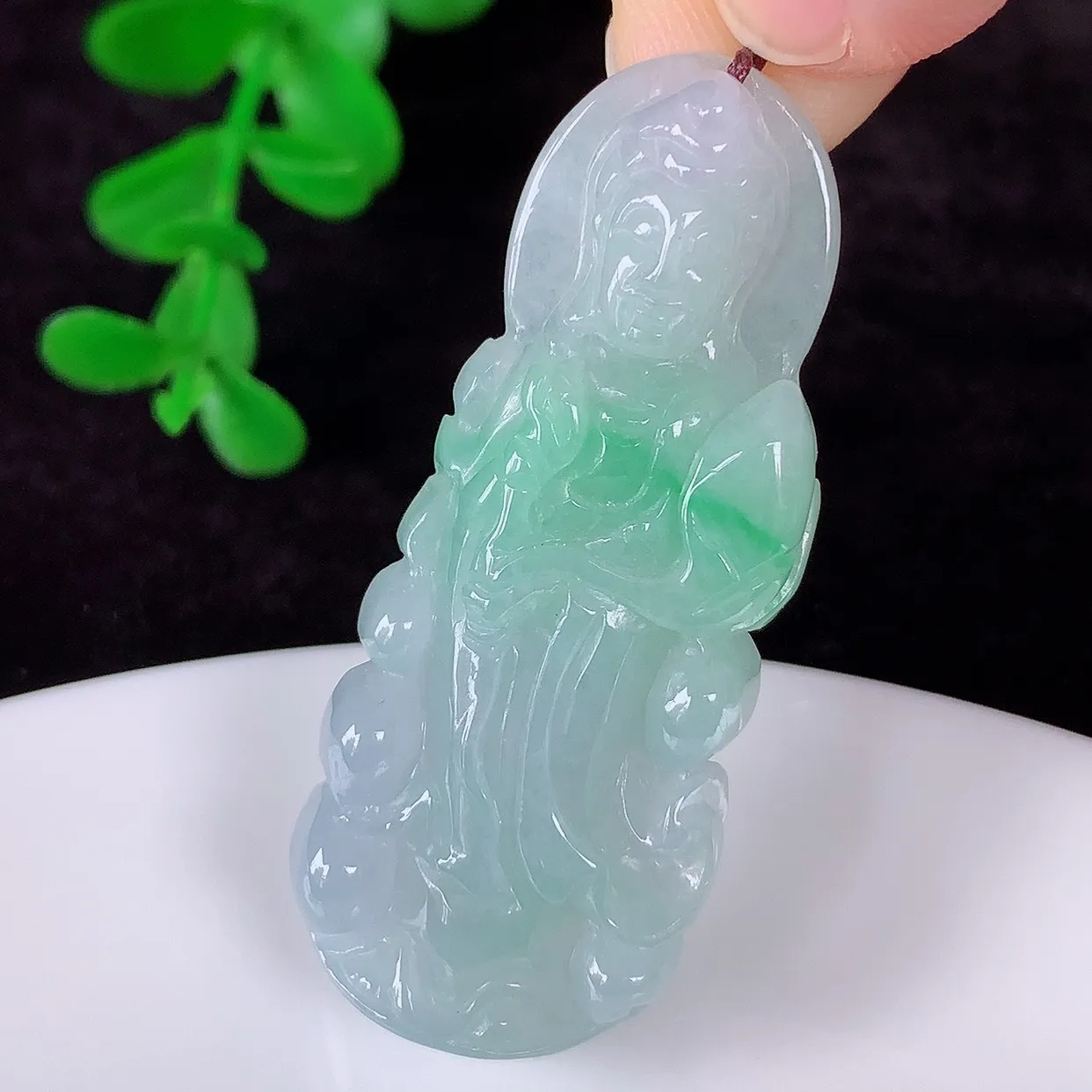 自然光实拍，冰糯种飘阳绿翡翠正装观音吊坠，赐福翡翠观音，翠色迷人，观音面相端庄，佩戴时尚出众！#57.19