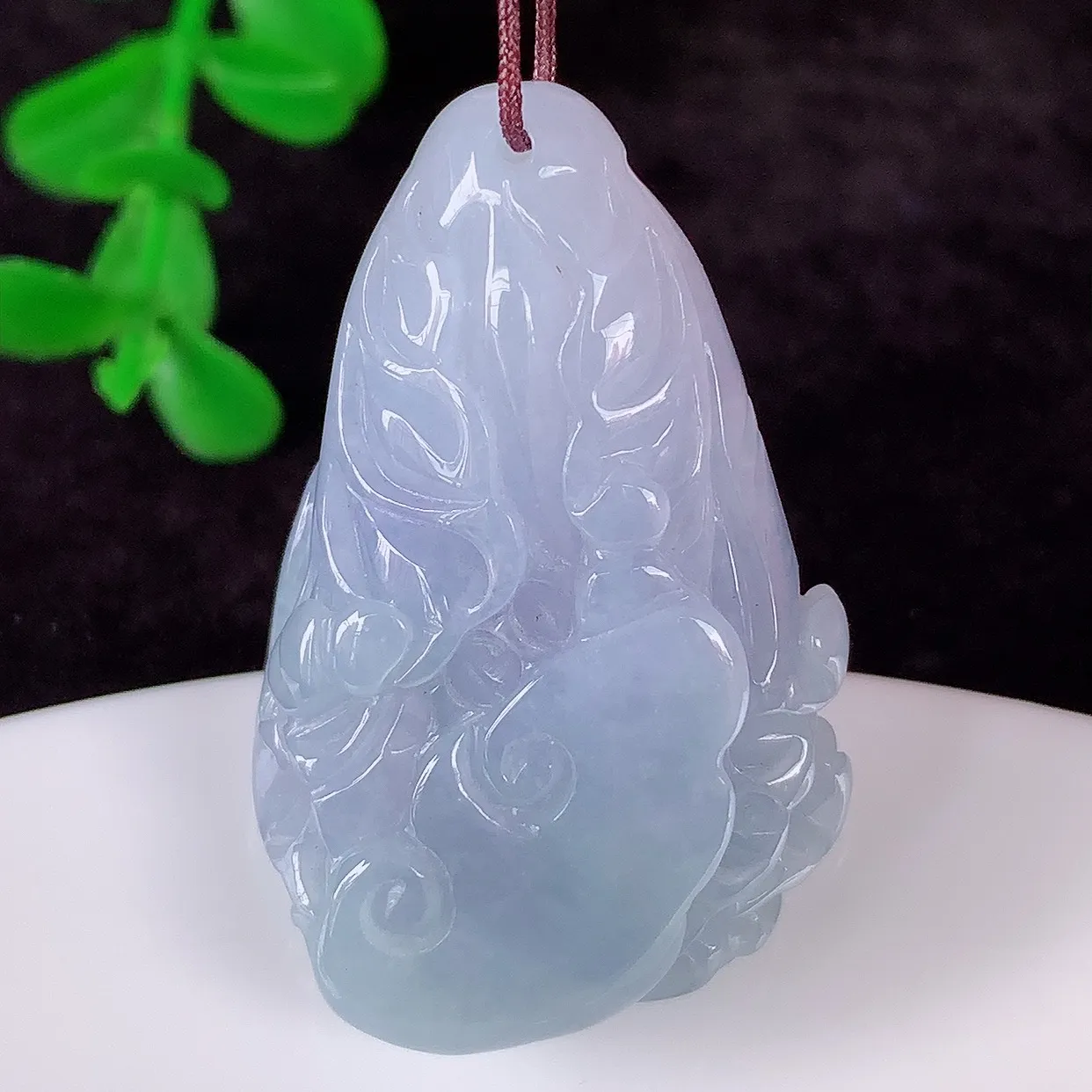 自然光实拍，冰润冰糯种紫罗兰翡翠招百财白菜吊坠，百财聚来，财源滚滚，色泽鲜艳，精工水润的白菜，性价比