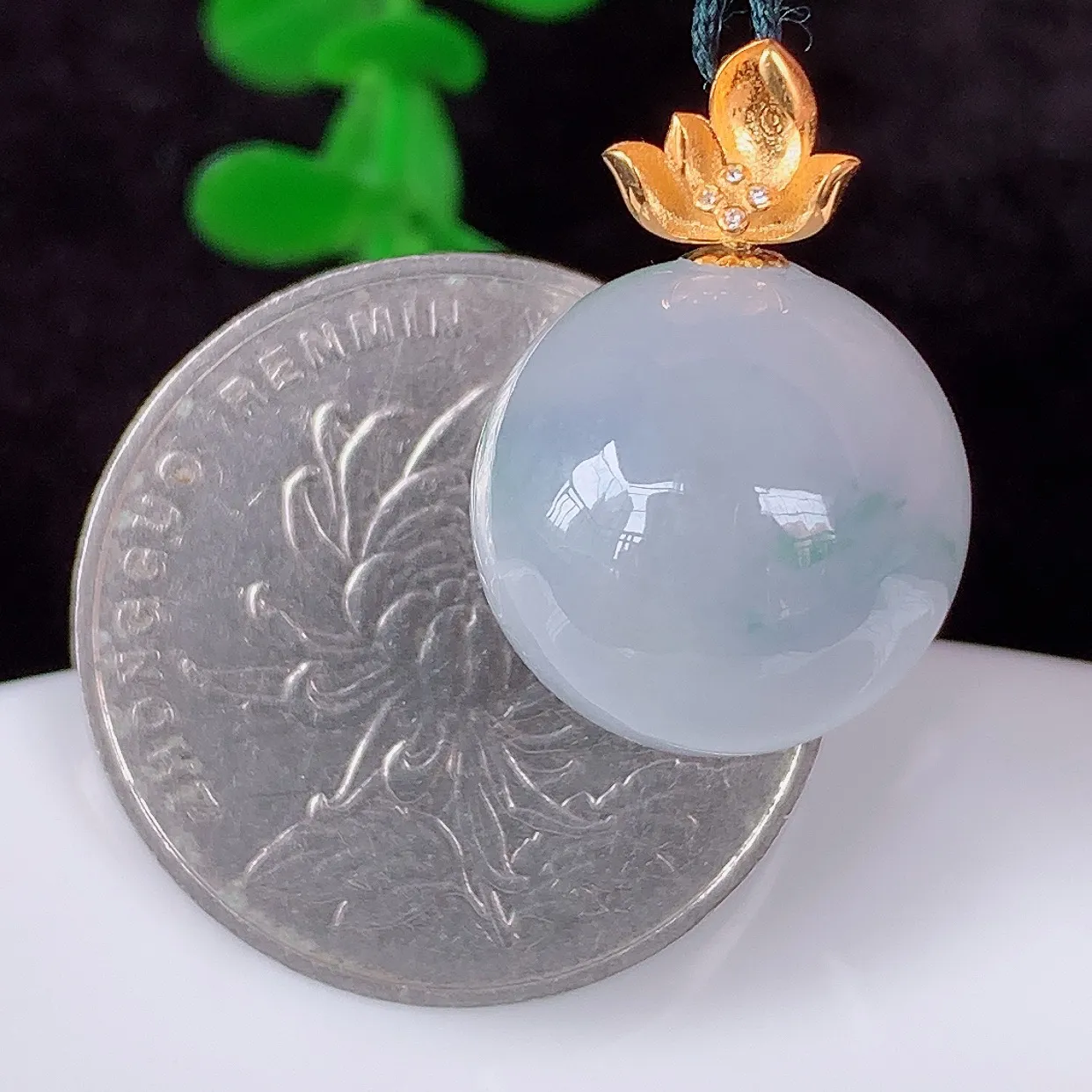 自然光实拍，18k金镶嵌冰润冰糯种紫底飘花翡翠转运珠圆珠吊坠，沁人心脾，精致典雅的设计，为佩戴者，增添色彩，送礼自留都是佳品选择！#1.19整体21.5*裸石15