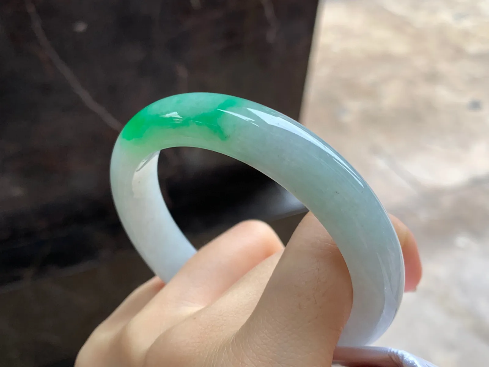 带色手镯
尺寸：57.8-12-8.5mm
肉质细腻～绿色点缀上手好看