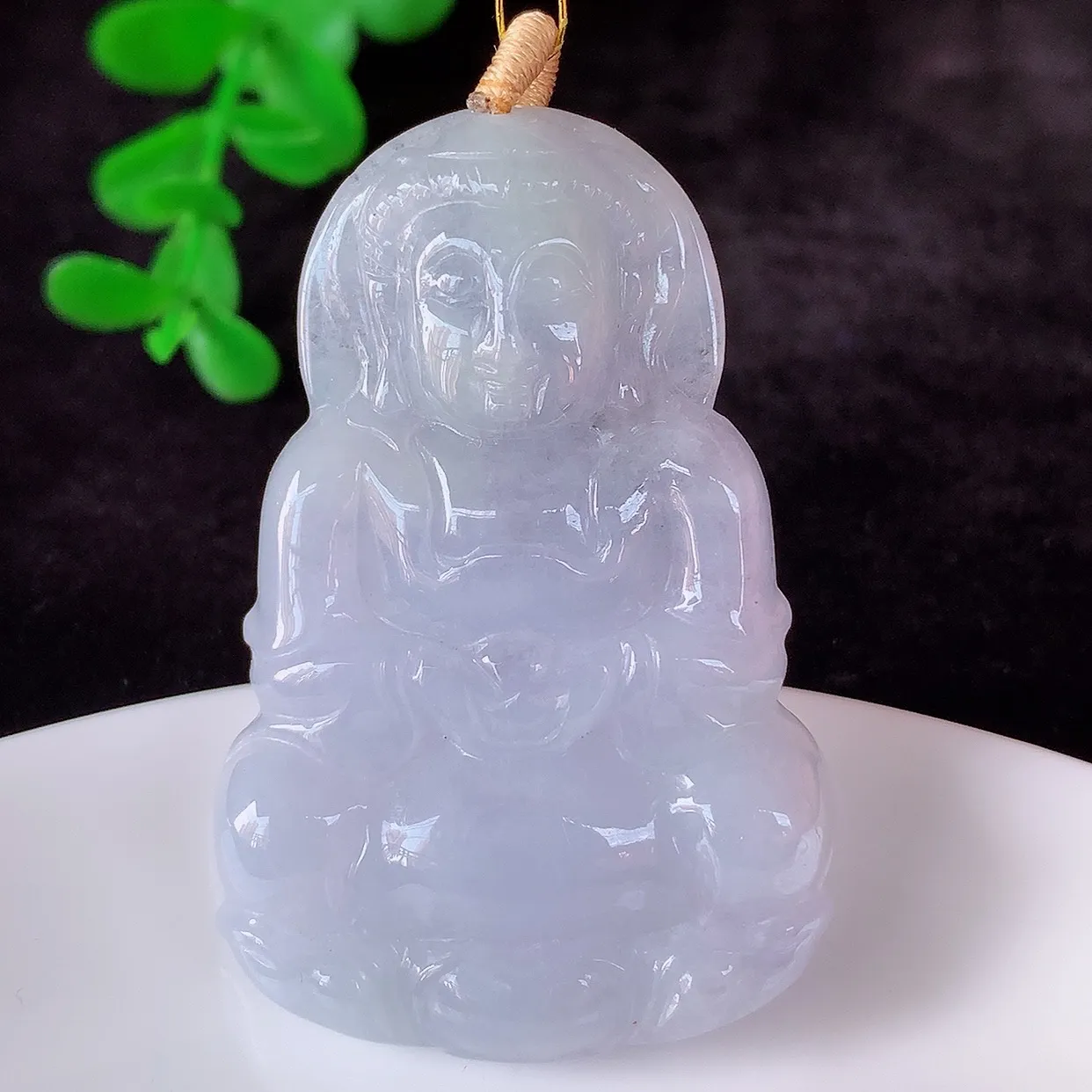 自然光实拍，冰糯种紫罗兰翡翠观音吊坠，赐福翡翠观音，翠色迷人，观音面相端庄，佩戴时尚出众！#35.19