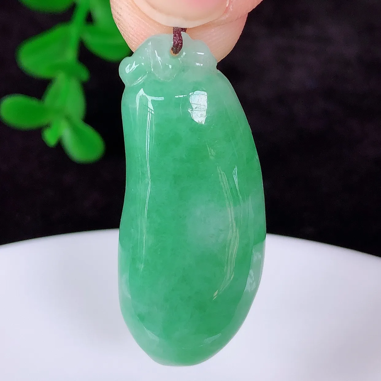 自然光实拍，冰润冰糯种满绿翡翠招财福瓜吊坠，翡翠福瓜招财瓜，冰润且起胶感，佩戴效果优雅迷人！#57.19