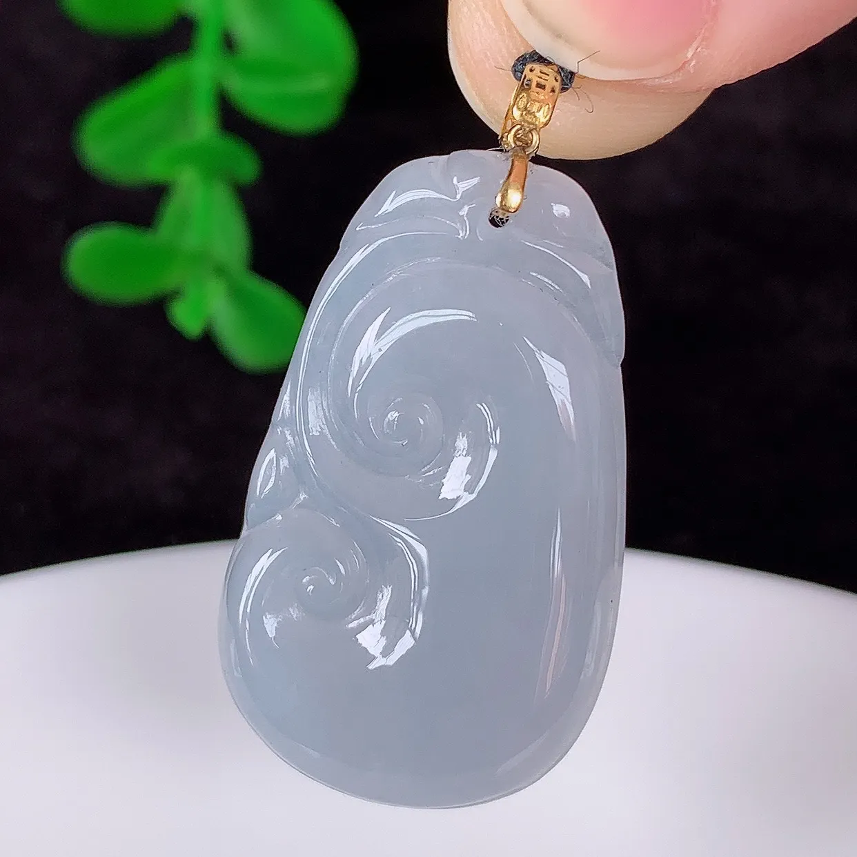 自然光实拍，18k金镶嵌冰润冰紫翡翠如意吊坠，寓意顺心如意，事事如意，吉祥如意，细腻饱满，色泽鲜艳，称心如意佩戴优雅时尚！#1.19