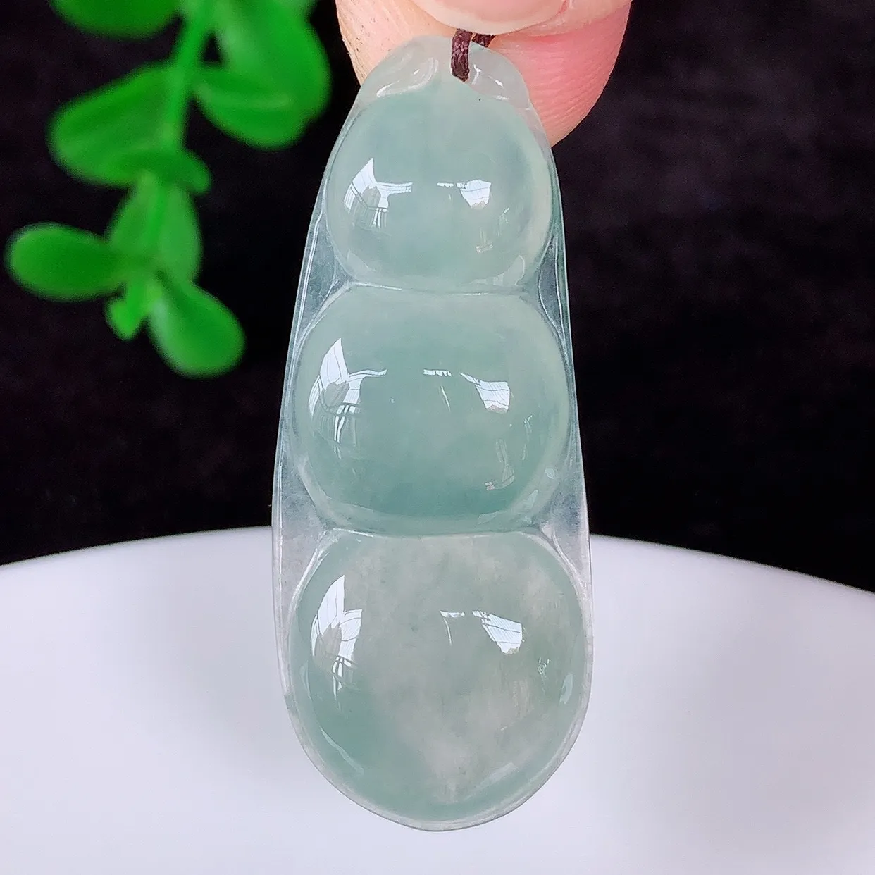 自然光实拍，冰润冰种翡翠四季豆吊坠，平安豆福豆玉坠，冰润通透，豆粒饱满，寓意：豆蔻年华！#57.19