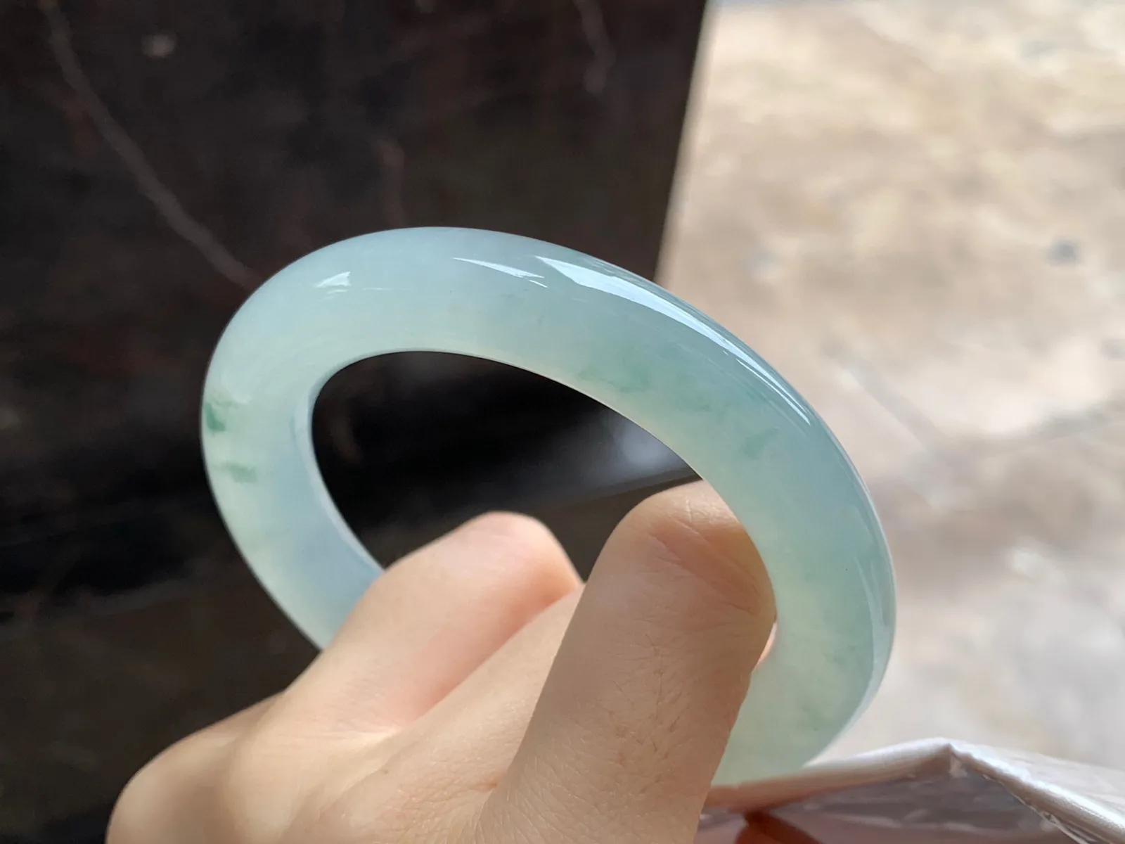 冰晴水飘花圆条手镯
尺寸：55.3-11.7-11.2mm
种水好 底色漂亮小清新