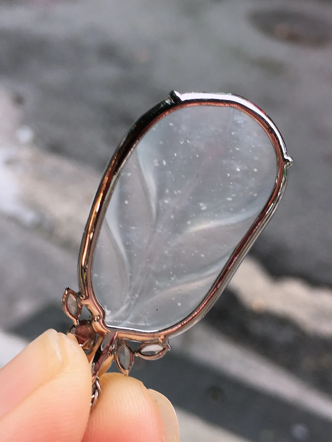 冰种玉叶吊坠，玉质细腻，荧光感超
强，饱满圆润，气质满满。18k
金豪华镶嵌