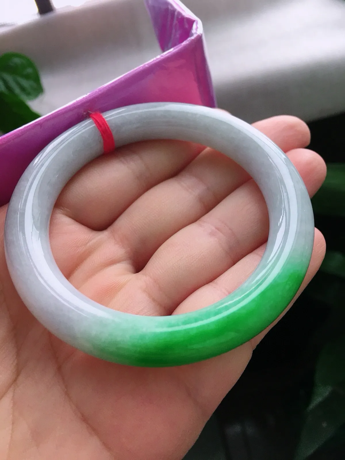 圈口58，圆条手镯，半圈绿，玉质冰润细腻，尺寸58-11.4-10.6mm