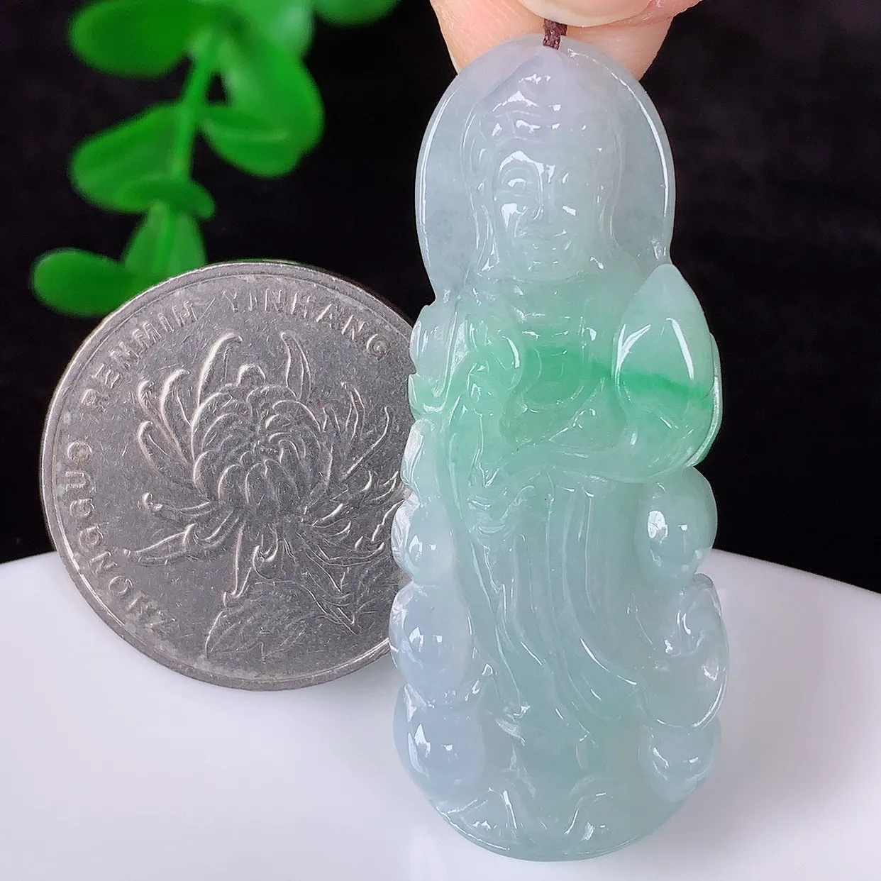 自然光实拍，冰糯种飘阳绿翡翠正装观音吊坠，赐福翡翠观音，翠色迷人，观音面相端庄，佩戴时尚出众！#57.19