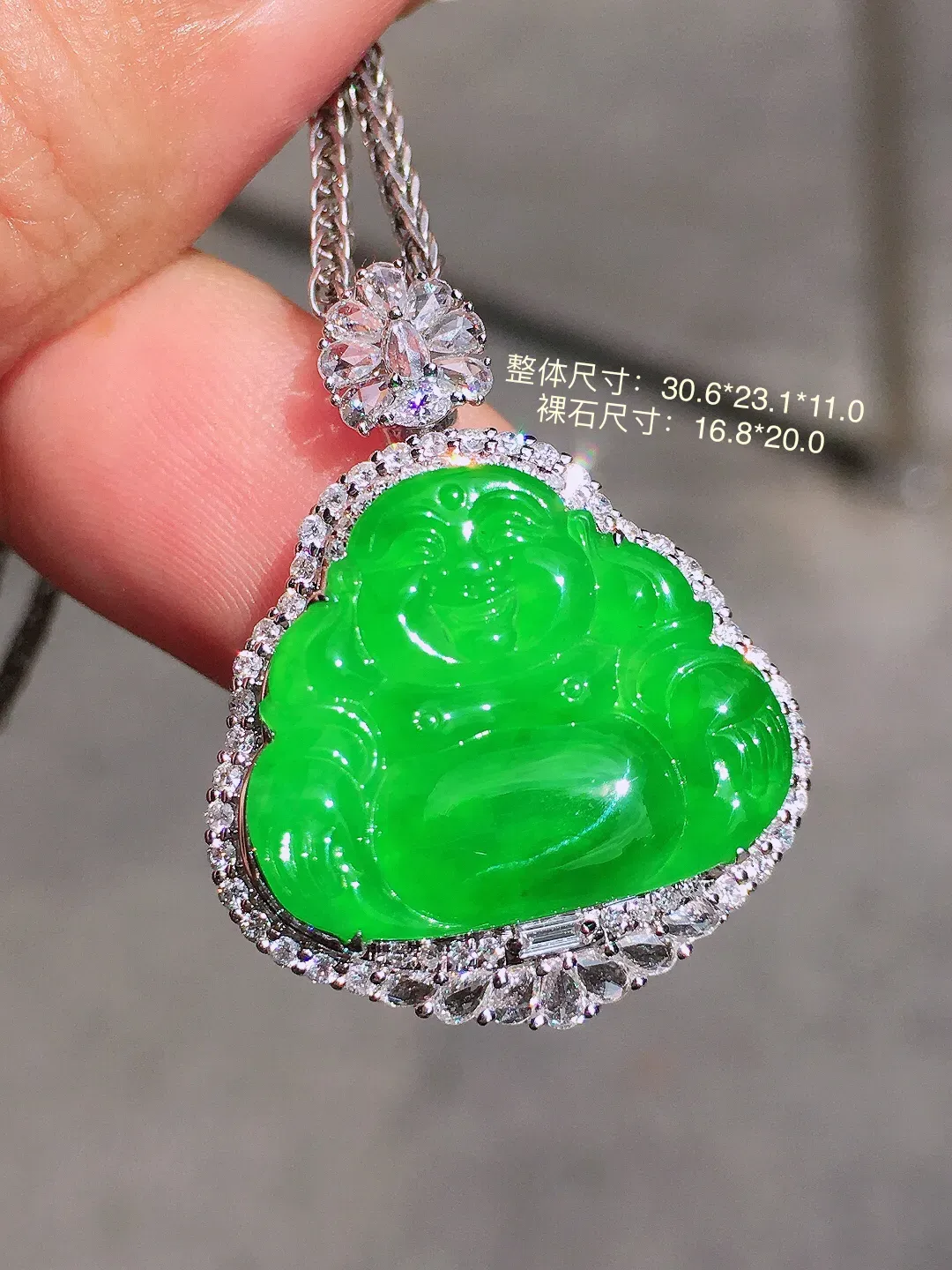 阳绿佛公吊坠，色泽均匀艳丽，玉质细腻，荧光感超
强，饱满圆润，气质满满。18k
金豪华镶嵌