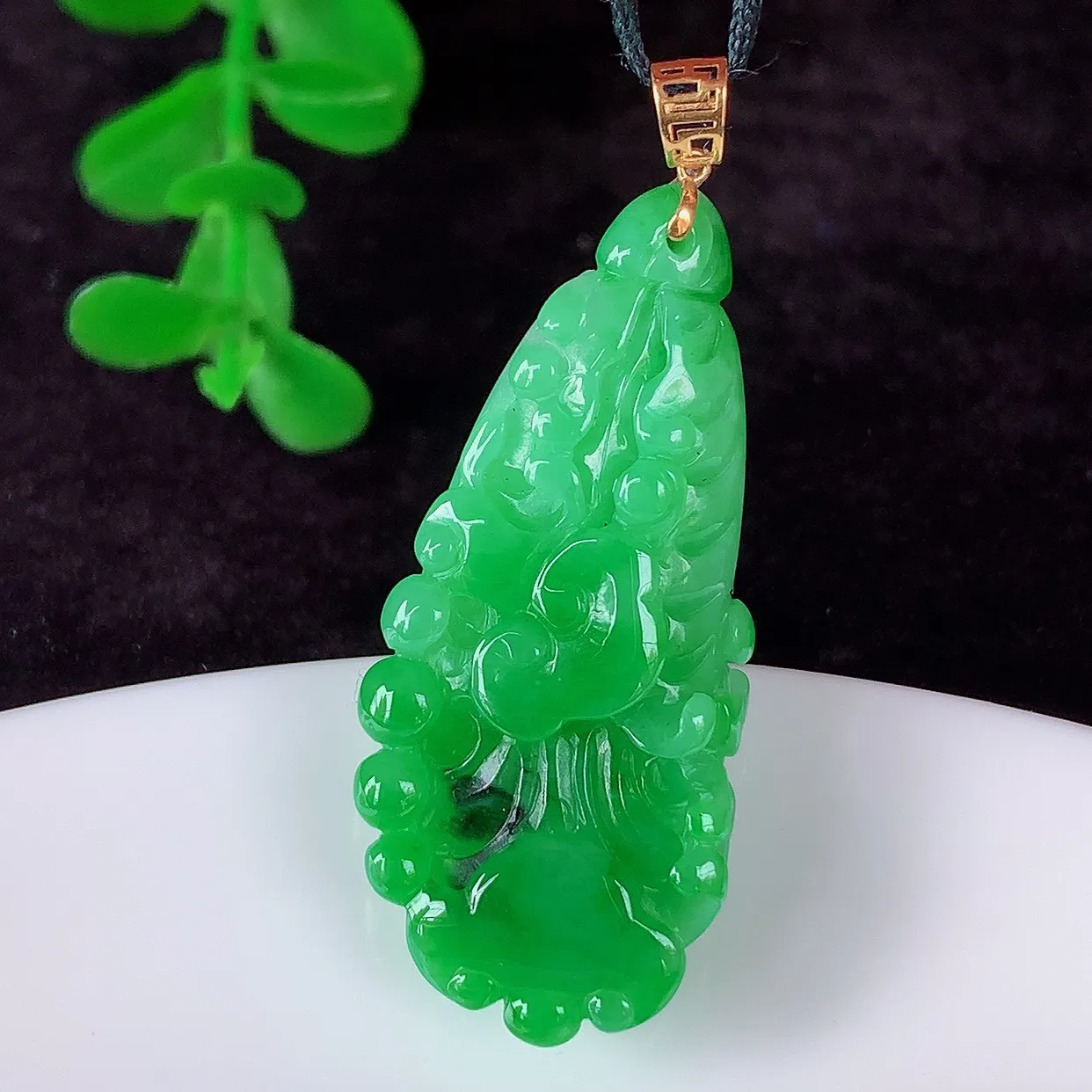 自然光实拍，18K金镶嵌冰润冰糯种飘阳绿翡翠招百财白菜吊坠，百财聚来，财源滚滚，色泽鲜艳，精工水润的白菜，性价比高！#1.19整体39*裸石33*15.5*7