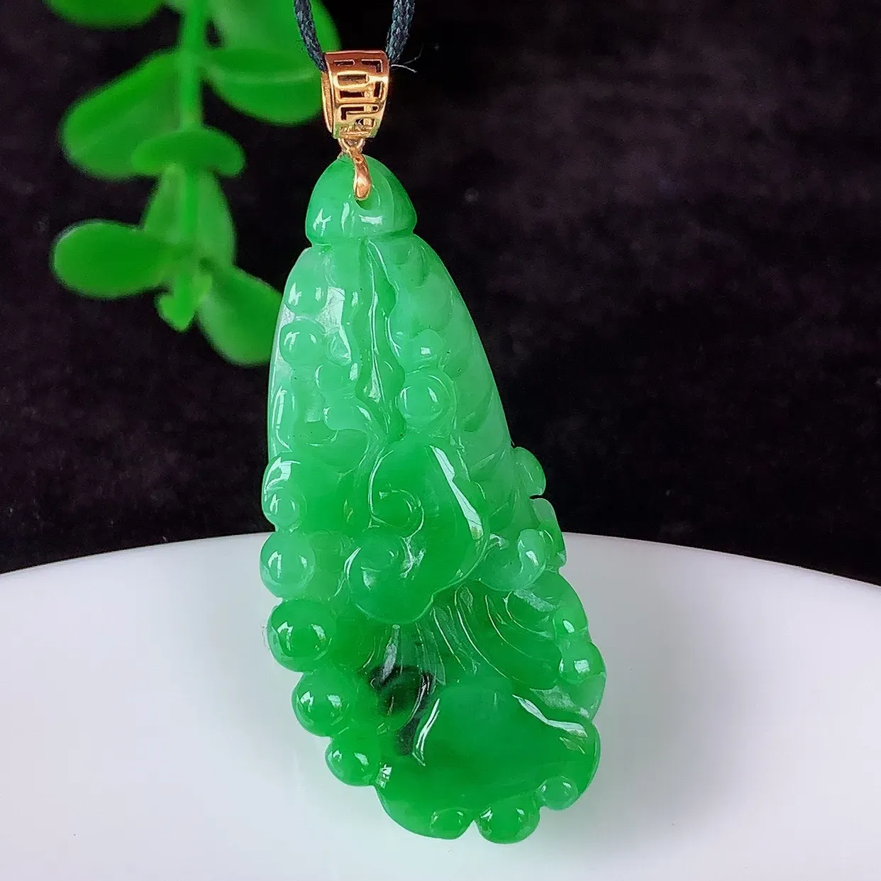 自然光实拍，18K金镶嵌冰润冰糯种飘阳绿翡翠招百财白菜吊坠，百财聚来，财源滚滚，色泽鲜艳，精工水润的白菜，性价比高！#1.19整体39*裸石33*15.5*7
