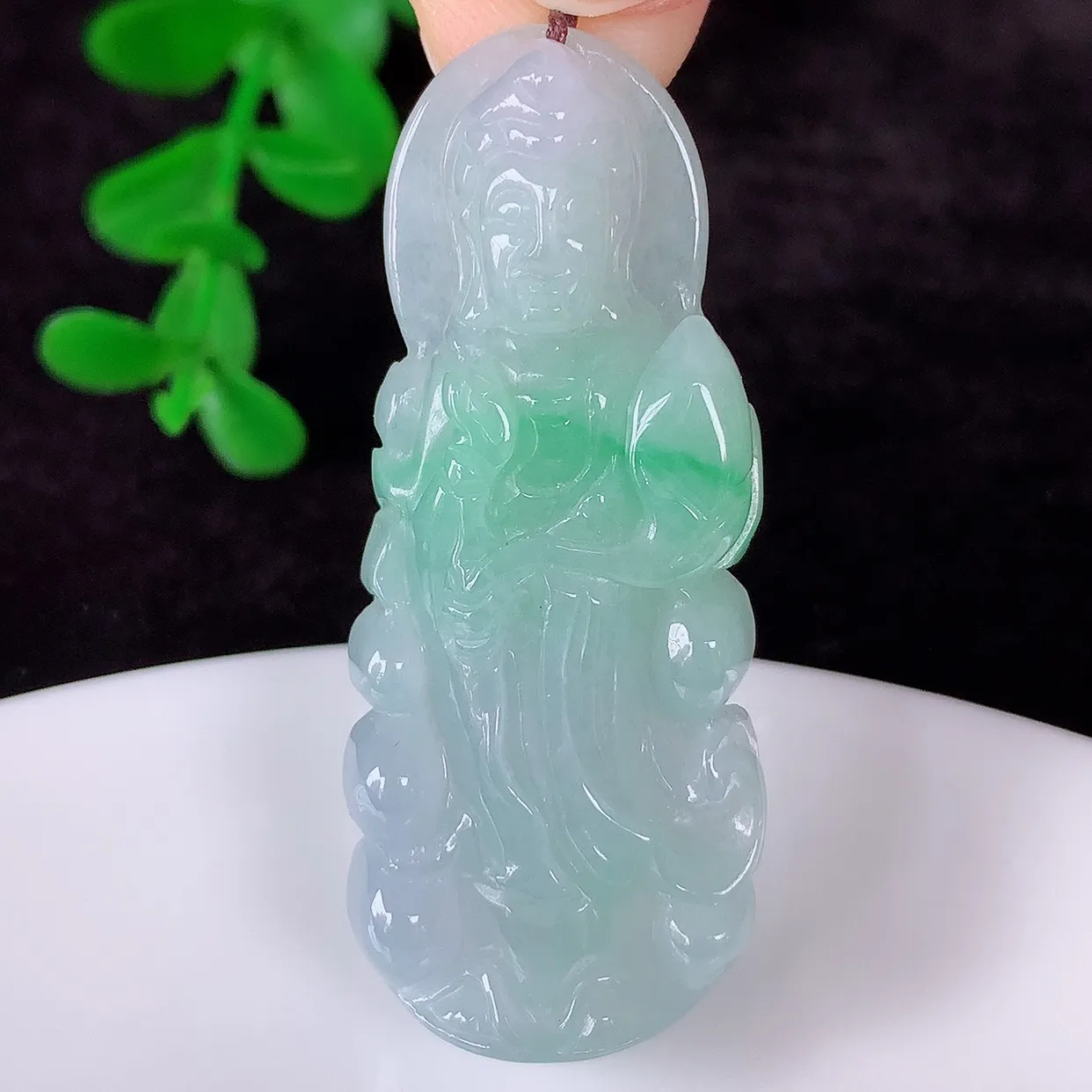 自然光实拍，冰糯种飘阳绿翡翠正装观音吊坠，赐福翡翠观音，翠色迷人，观音面相端庄，佩戴时尚出众！#57