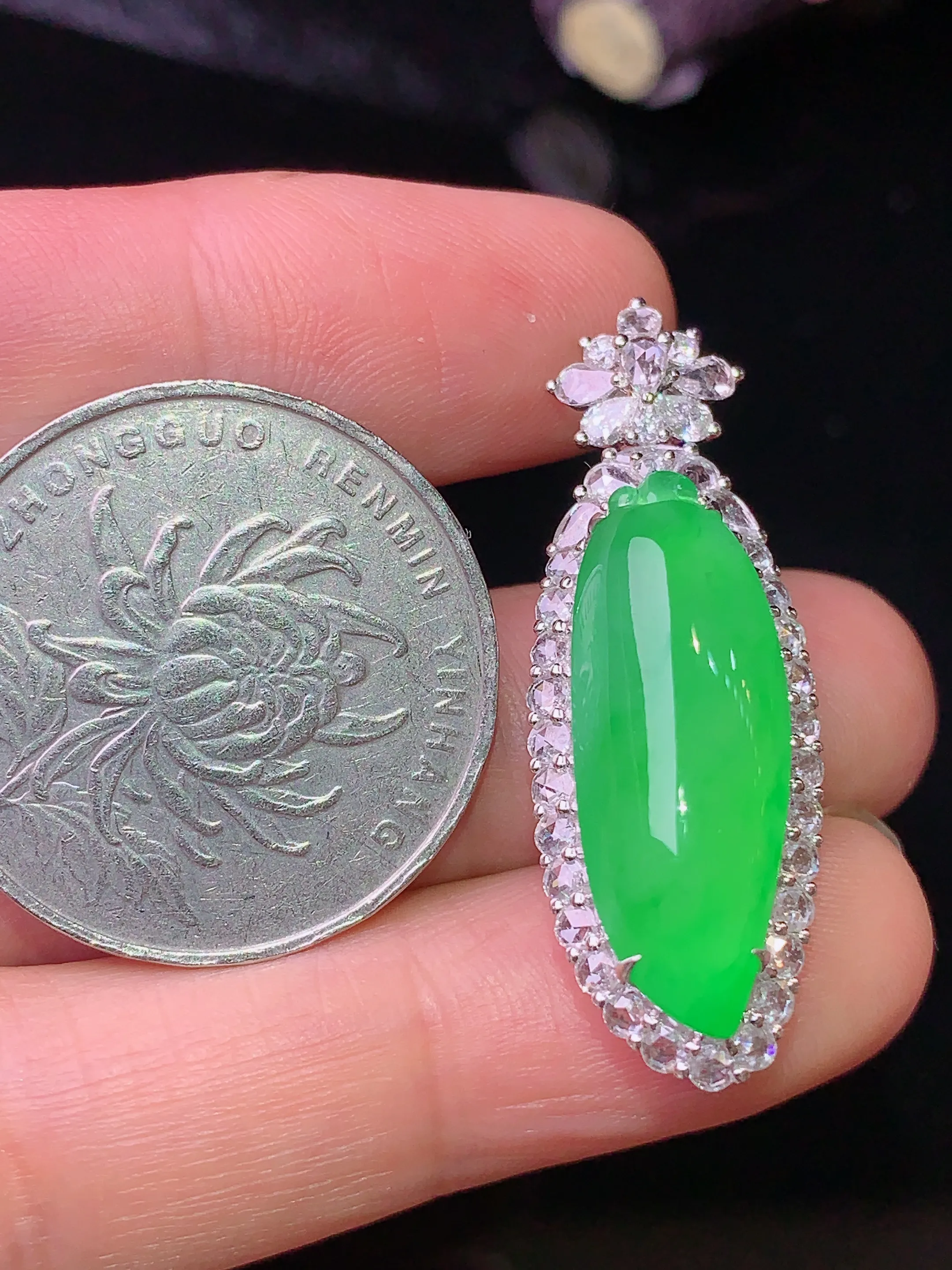 18k金钻镶嵌满绿福瓜吊坠 玉质细腻 水润亮眼 整体尺寸35.6*12.2*11.1