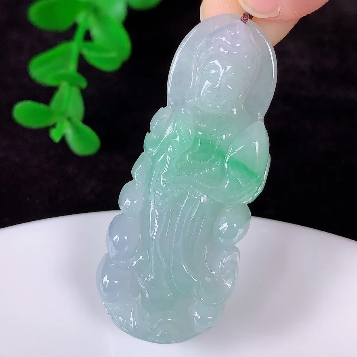 自然光实拍，冰糯种飘阳绿翡翠正装观音吊坠，赐福翡翠观音，翠色迷人，观音面相端庄，佩戴时尚出众！#57