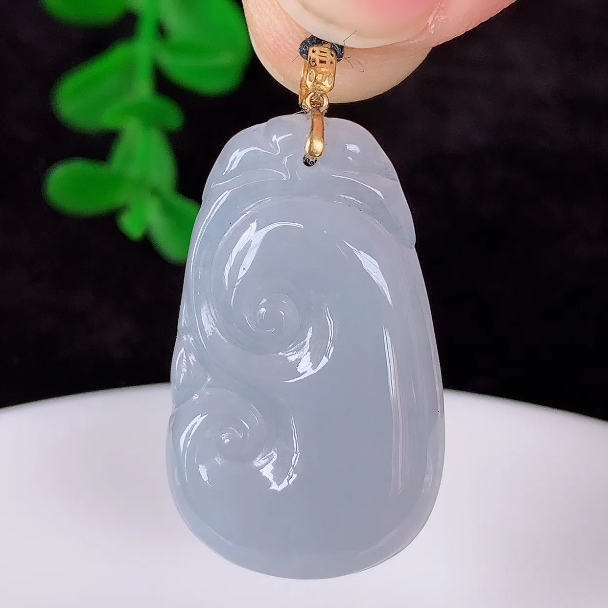 自然光实拍，18k金镶嵌冰润冰紫翡翠如意吊坠，寓意顺心如意，事事如意，吉祥如意，细腻饱满，色泽鲜艳，称心如意佩戴优雅时尚！#1.19