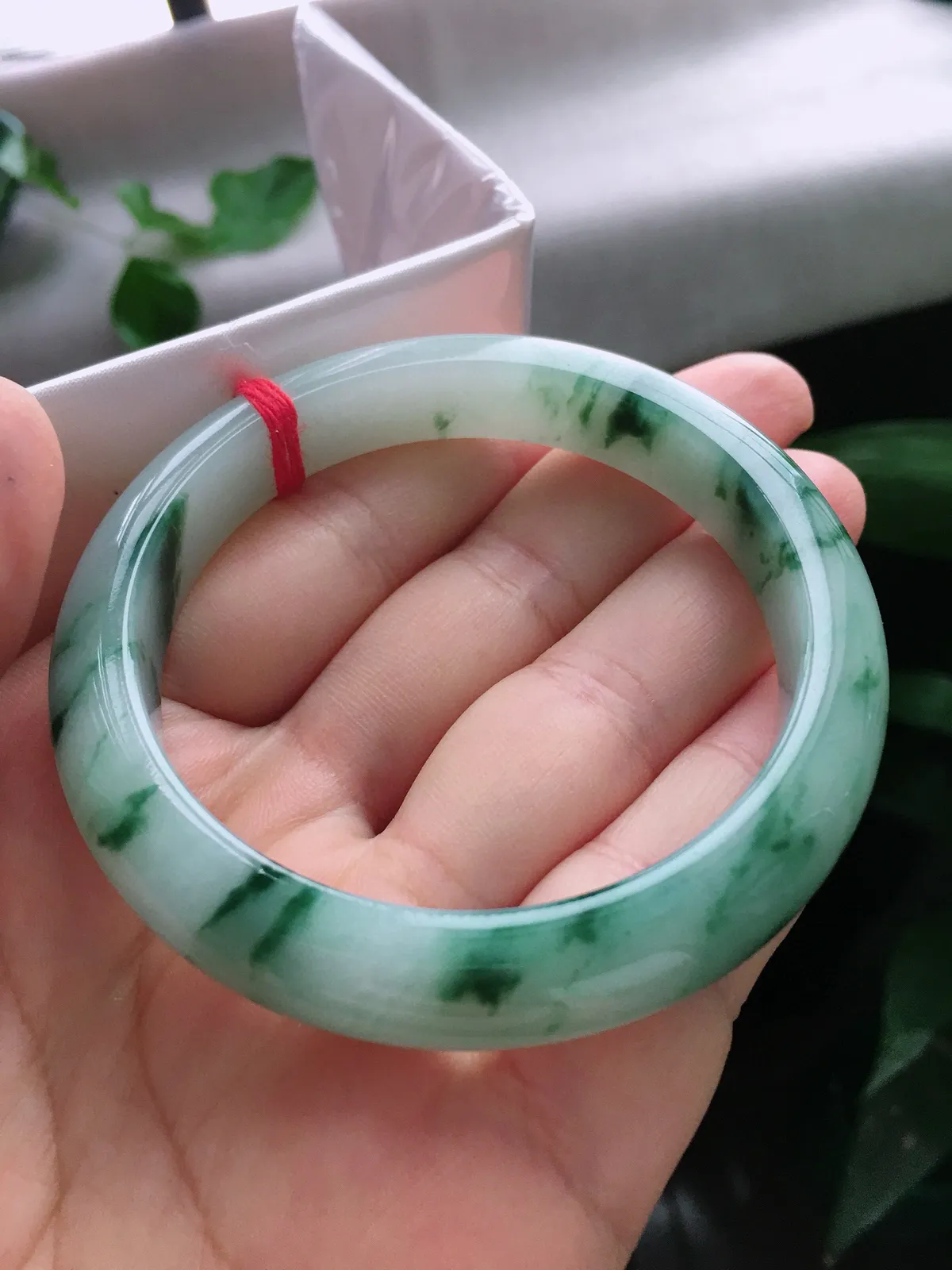 圈口57.6，正圈手镯，飘花，玉质水润，尺寸57.6-11.7-8.2mm